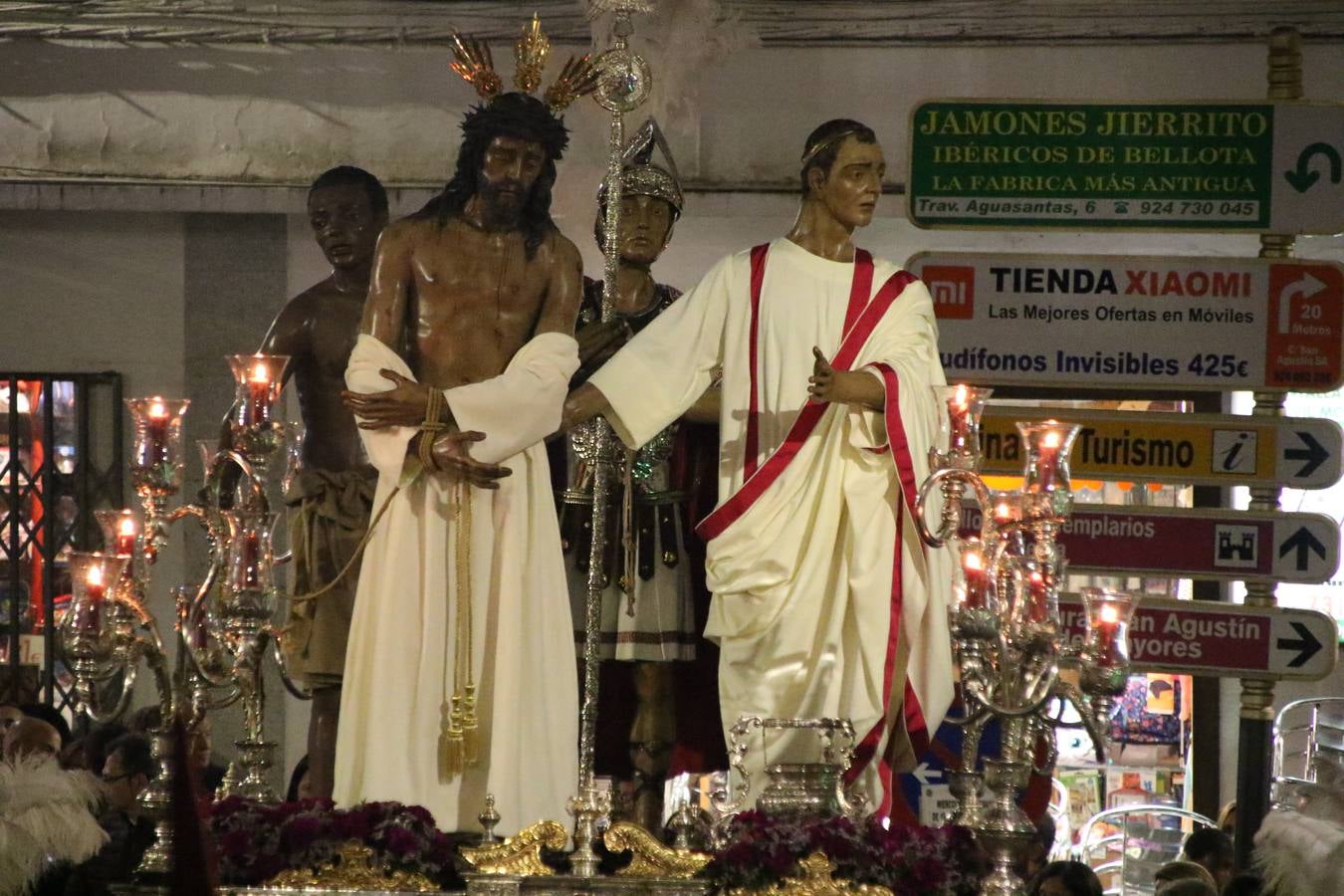 La vista al cielo se convertía, ayer, en una de las prácticas más repetida por los jerezanos. La lluvia amenazaba con marcar un antes y después en la Semana Santa jerezana 2019, Fiesta de Interés Turístico Nacional, e impedir la salida de la Cofradía del Señor 'Ecce-Homo', protagonista del Miércoles Santo. Una leve llovizna que, comenzaría a principio de la tarde, se convirtió en persistente a medida que pasaban las horas. Razón por la que la Cofradía decidió retrasar su hora de salida hasta pasadas las 21:30 horas, cuando la puerta del Perdón de San Miguel Arcángel se abría para iniciar el desfile procesional. Un desfile procesional que se vio interrumpido, de nuevo, por la lluvia, obligando al Señor 'Ecce-Homo' y Nuestra Señora de los Desamparados a regresar al templo. 
