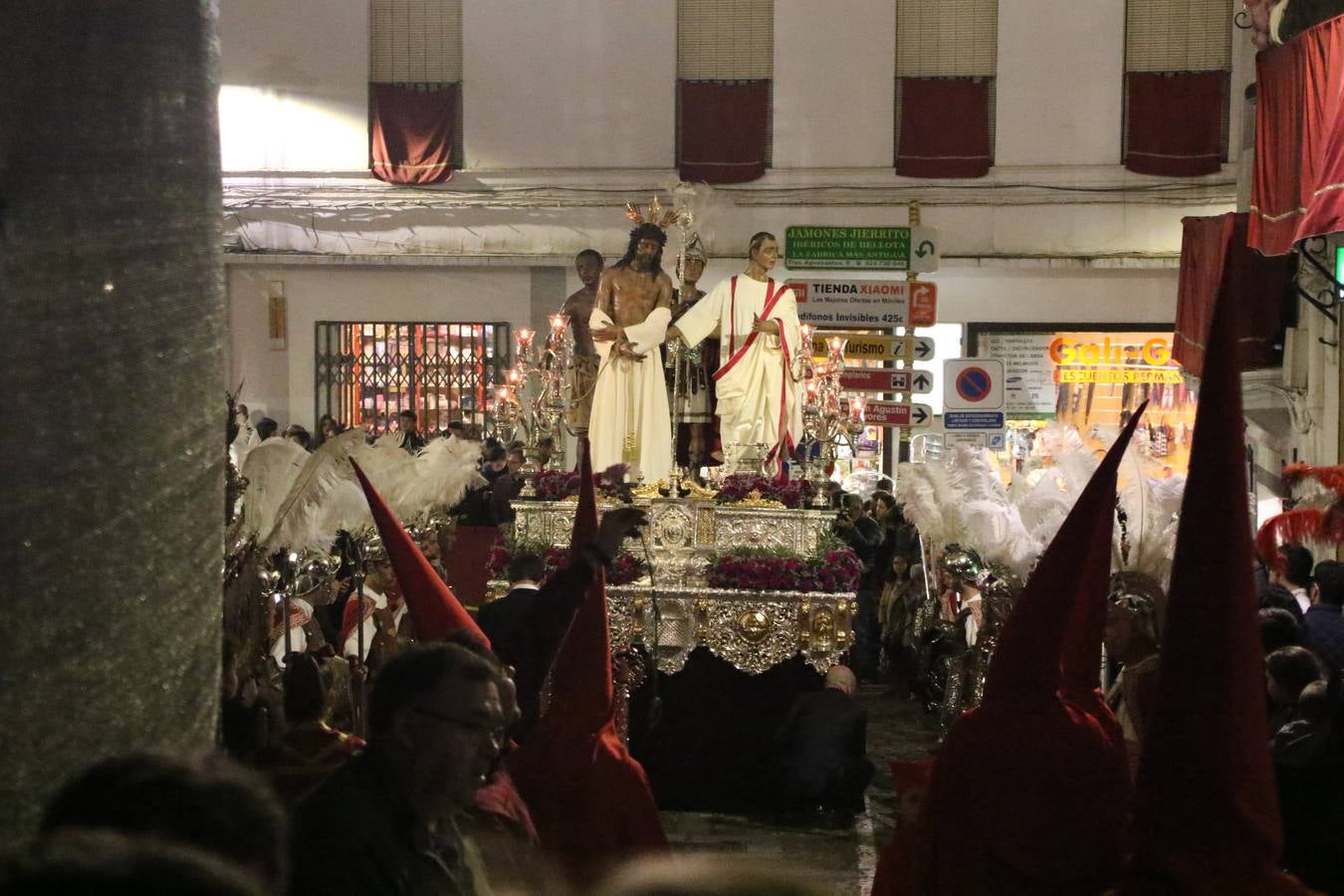La vista al cielo se convertía, ayer, en una de las prácticas más repetida por los jerezanos. La lluvia amenazaba con marcar un antes y después en la Semana Santa jerezana 2019, Fiesta de Interés Turístico Nacional, e impedir la salida de la Cofradía del Señor 'Ecce-Homo', protagonista del Miércoles Santo. Una leve llovizna que, comenzaría a principio de la tarde, se convirtió en persistente a medida que pasaban las horas. Razón por la que la Cofradía decidió retrasar su hora de salida hasta pasadas las 21:30 horas, cuando la puerta del Perdón de San Miguel Arcángel se abría para iniciar el desfile procesional. Un desfile procesional que se vio interrumpido, de nuevo, por la lluvia, obligando al Señor 'Ecce-Homo' y Nuestra Señora de los Desamparados a regresar al templo. 