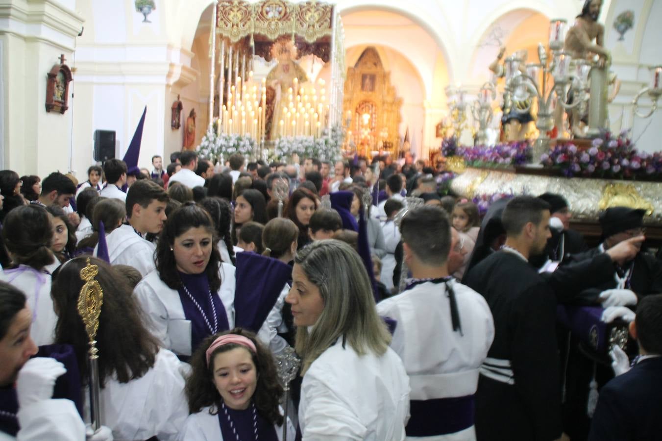 Las emociones llenaron también anoche la ermita de Los Santos Mártires, donde se quedaron guardados todos los afanes, las ilusiones y la devoción que no pudieron tener reflejo en la procesión de las colas largas, La Cofradía del Señor Coronado de Espinas decidió no salir ante la adversidad de la climatología y en el interior de este pequeño templo se vivieron momentos de gran emotividad.La Guardia Civil de Jerez de los Caballeros rindió honores a s Madrina, María Santísima de la Amargura. Los sones de las bandas y agrupaciones que iban a participar en el desfile procesional expandieron su eco desde el Llano de los Mártires para acompañar a los costaleros de cada uno de los tres Pasos, que fueron mecidos a su compás. El jovencísimo saetero Julián Jaramillo, de tan solo 12 años y natural de Segura de León, hizo vibrar a los presentes con su saeta al Coronado.Y entre las oraciones del párroco, Antonio María Rejano y los sacerdotes que le acompañaron, asomaron también las lágrimas.El momento más emotivo se vivió con el sentido homenaje a Manuel Labrador González, Manolo 'Cornelio' a quien Marisa Sánchez, en nombre de la junta de gobierno de la Cofradía del Señor Coronado, dedicó palabras llenas de afecto y reconocimiento, destacando su condición de «trabajador sin igual», su carácter innovador, su generosidad, sus consejos a jóvenes y mayores en el seno de esta Cofradía de la que dijo, «es piedra angular» y su extraordinaria labor. Manuel recibió un libro y una precioso cartel realizada por José Tomás Pérez Indiano, a semejanza del que hace tres años anunció la Semana Santa Jerezana. Emocionado, Manuel agradeció el cariño y dedicó este homenaje a su familia y a todas las madres.