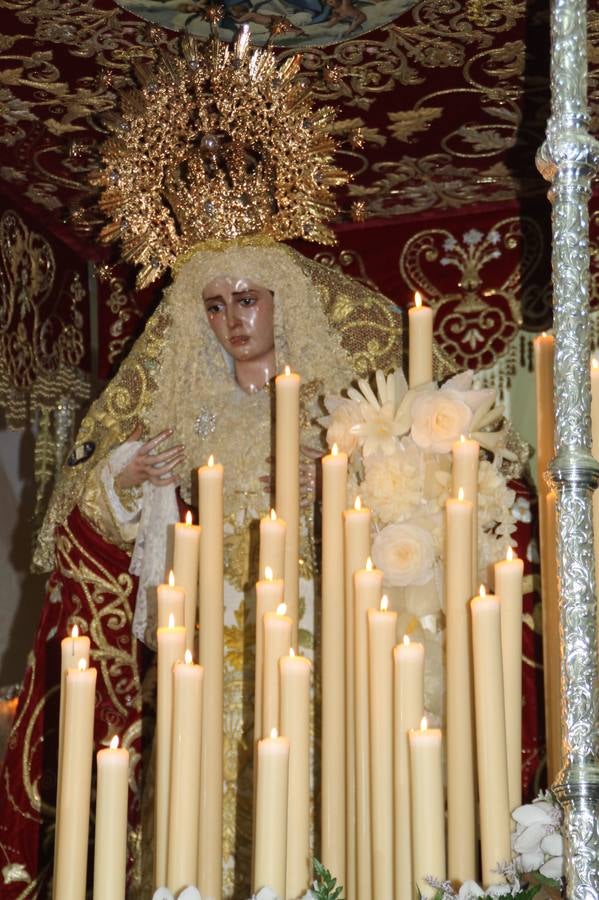 Las emociones llenaron también anoche la ermita de Los Santos Mártires, donde se quedaron guardados todos los afanes, las ilusiones y la devoción que no pudieron tener reflejo en la procesión de las colas largas, La Cofradía del Señor Coronado de Espinas decidió no salir ante la adversidad de la climatología y en el interior de este pequeño templo se vivieron momentos de gran emotividad.La Guardia Civil de Jerez de los Caballeros rindió honores a s Madrina, María Santísima de la Amargura. Los sones de las bandas y agrupaciones que iban a participar en el desfile procesional expandieron su eco desde el Llano de los Mártires para acompañar a los costaleros de cada uno de los tres Pasos, que fueron mecidos a su compás. El jovencísimo saetero Julián Jaramillo, de tan solo 12 años y natural de Segura de León, hizo vibrar a los presentes con su saeta al Coronado.Y entre las oraciones del párroco, Antonio María Rejano y los sacerdotes que le acompañaron, asomaron también las lágrimas.El momento más emotivo se vivió con el sentido homenaje a Manuel Labrador González, Manolo 'Cornelio' a quien Marisa Sánchez, en nombre de la junta de gobierno de la Cofradía del Señor Coronado, dedicó palabras llenas de afecto y reconocimiento, destacando su condición de «trabajador sin igual», su carácter innovador, su generosidad, sus consejos a jóvenes y mayores en el seno de esta Cofradía de la que dijo, «es piedra angular» y su extraordinaria labor. Manuel recibió un libro y una precioso cartel realizada por José Tomás Pérez Indiano, a semejanza del que hace tres años anunció la Semana Santa Jerezana. Emocionado, Manuel agradeció el cariño y dedicó este homenaje a su familia y a todas las madres.