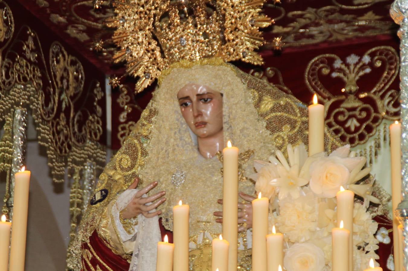 Las emociones llenaron también anoche la ermita de Los Santos Mártires, donde se quedaron guardados todos los afanes, las ilusiones y la devoción que no pudieron tener reflejo en la procesión de las colas largas, La Cofradía del Señor Coronado de Espinas decidió no salir ante la adversidad de la climatología y en el interior de este pequeño templo se vivieron momentos de gran emotividad.La Guardia Civil de Jerez de los Caballeros rindió honores a s Madrina, María Santísima de la Amargura. Los sones de las bandas y agrupaciones que iban a participar en el desfile procesional expandieron su eco desde el Llano de los Mártires para acompañar a los costaleros de cada uno de los tres Pasos, que fueron mecidos a su compás. El jovencísimo saetero Julián Jaramillo, de tan solo 12 años y natural de Segura de León, hizo vibrar a los presentes con su saeta al Coronado.Y entre las oraciones del párroco, Antonio María Rejano y los sacerdotes que le acompañaron, asomaron también las lágrimas.El momento más emotivo se vivió con el sentido homenaje a Manuel Labrador González, Manolo 'Cornelio' a quien Marisa Sánchez, en nombre de la junta de gobierno de la Cofradía del Señor Coronado, dedicó palabras llenas de afecto y reconocimiento, destacando su condición de «trabajador sin igual», su carácter innovador, su generosidad, sus consejos a jóvenes y mayores en el seno de esta Cofradía de la que dijo, «es piedra angular» y su extraordinaria labor. Manuel recibió un libro y una precioso cartel realizada por José Tomás Pérez Indiano, a semejanza del que hace tres años anunció la Semana Santa Jerezana. Emocionado, Manuel agradeció el cariño y dedicó este homenaje a su familia y a todas las madres.