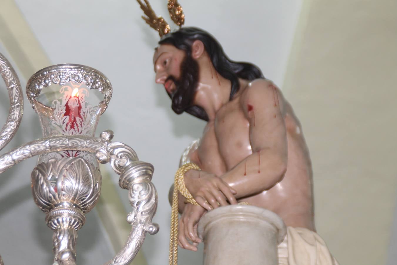 Las emociones llenaron también anoche la ermita de Los Santos Mártires, donde se quedaron guardados todos los afanes, las ilusiones y la devoción que no pudieron tener reflejo en la procesión de las colas largas, La Cofradía del Señor Coronado de Espinas decidió no salir ante la adversidad de la climatología y en el interior de este pequeño templo se vivieron momentos de gran emotividad.La Guardia Civil de Jerez de los Caballeros rindió honores a s Madrina, María Santísima de la Amargura. Los sones de las bandas y agrupaciones que iban a participar en el desfile procesional expandieron su eco desde el Llano de los Mártires para acompañar a los costaleros de cada uno de los tres Pasos, que fueron mecidos a su compás. El jovencísimo saetero Julián Jaramillo, de tan solo 12 años y natural de Segura de León, hizo vibrar a los presentes con su saeta al Coronado.Y entre las oraciones del párroco, Antonio María Rejano y los sacerdotes que le acompañaron, asomaron también las lágrimas.El momento más emotivo se vivió con el sentido homenaje a Manuel Labrador González, Manolo 'Cornelio' a quien Marisa Sánchez, en nombre de la junta de gobierno de la Cofradía del Señor Coronado, dedicó palabras llenas de afecto y reconocimiento, destacando su condición de «trabajador sin igual», su carácter innovador, su generosidad, sus consejos a jóvenes y mayores en el seno de esta Cofradía de la que dijo, «es piedra angular» y su extraordinaria labor. Manuel recibió un libro y una precioso cartel realizada por José Tomás Pérez Indiano, a semejanza del que hace tres años anunció la Semana Santa Jerezana. Emocionado, Manuel agradeció el cariño y dedicó este homenaje a su familia y a todas las madres.