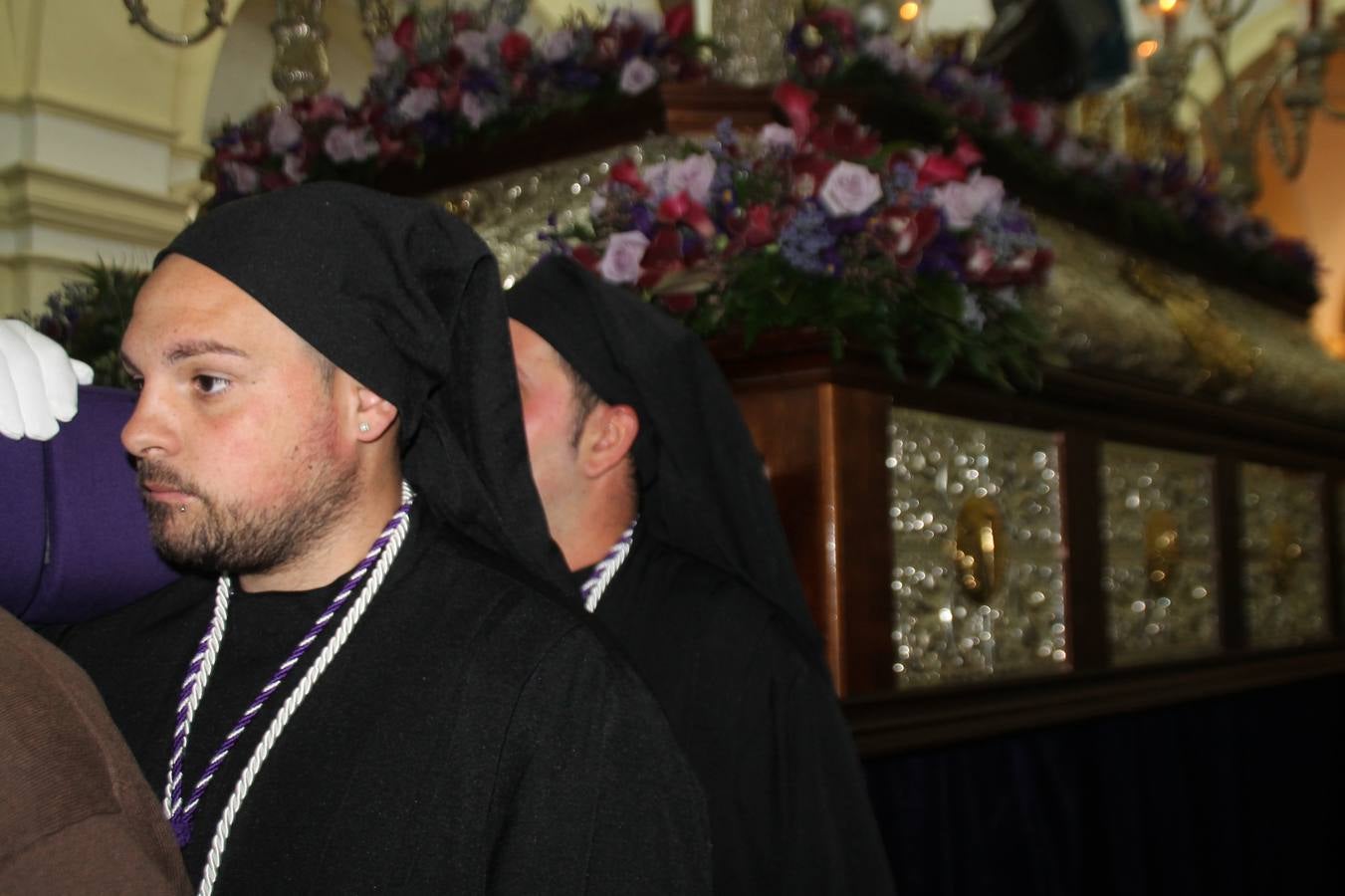 Las emociones llenaron también anoche la ermita de Los Santos Mártires, donde se quedaron guardados todos los afanes, las ilusiones y la devoción que no pudieron tener reflejo en la procesión de las colas largas, La Cofradía del Señor Coronado de Espinas decidió no salir ante la adversidad de la climatología y en el interior de este pequeño templo se vivieron momentos de gran emotividad.La Guardia Civil de Jerez de los Caballeros rindió honores a s Madrina, María Santísima de la Amargura. Los sones de las bandas y agrupaciones que iban a participar en el desfile procesional expandieron su eco desde el Llano de los Mártires para acompañar a los costaleros de cada uno de los tres Pasos, que fueron mecidos a su compás. El jovencísimo saetero Julián Jaramillo, de tan solo 12 años y natural de Segura de León, hizo vibrar a los presentes con su saeta al Coronado.Y entre las oraciones del párroco, Antonio María Rejano y los sacerdotes que le acompañaron, asomaron también las lágrimas.El momento más emotivo se vivió con el sentido homenaje a Manuel Labrador González, Manolo 'Cornelio' a quien Marisa Sánchez, en nombre de la junta de gobierno de la Cofradía del Señor Coronado, dedicó palabras llenas de afecto y reconocimiento, destacando su condición de «trabajador sin igual», su carácter innovador, su generosidad, sus consejos a jóvenes y mayores en el seno de esta Cofradía de la que dijo, «es piedra angular» y su extraordinaria labor. Manuel recibió un libro y una precioso cartel realizada por José Tomás Pérez Indiano, a semejanza del que hace tres años anunció la Semana Santa Jerezana. Emocionado, Manuel agradeció el cariño y dedicó este homenaje a su familia y a todas las madres.