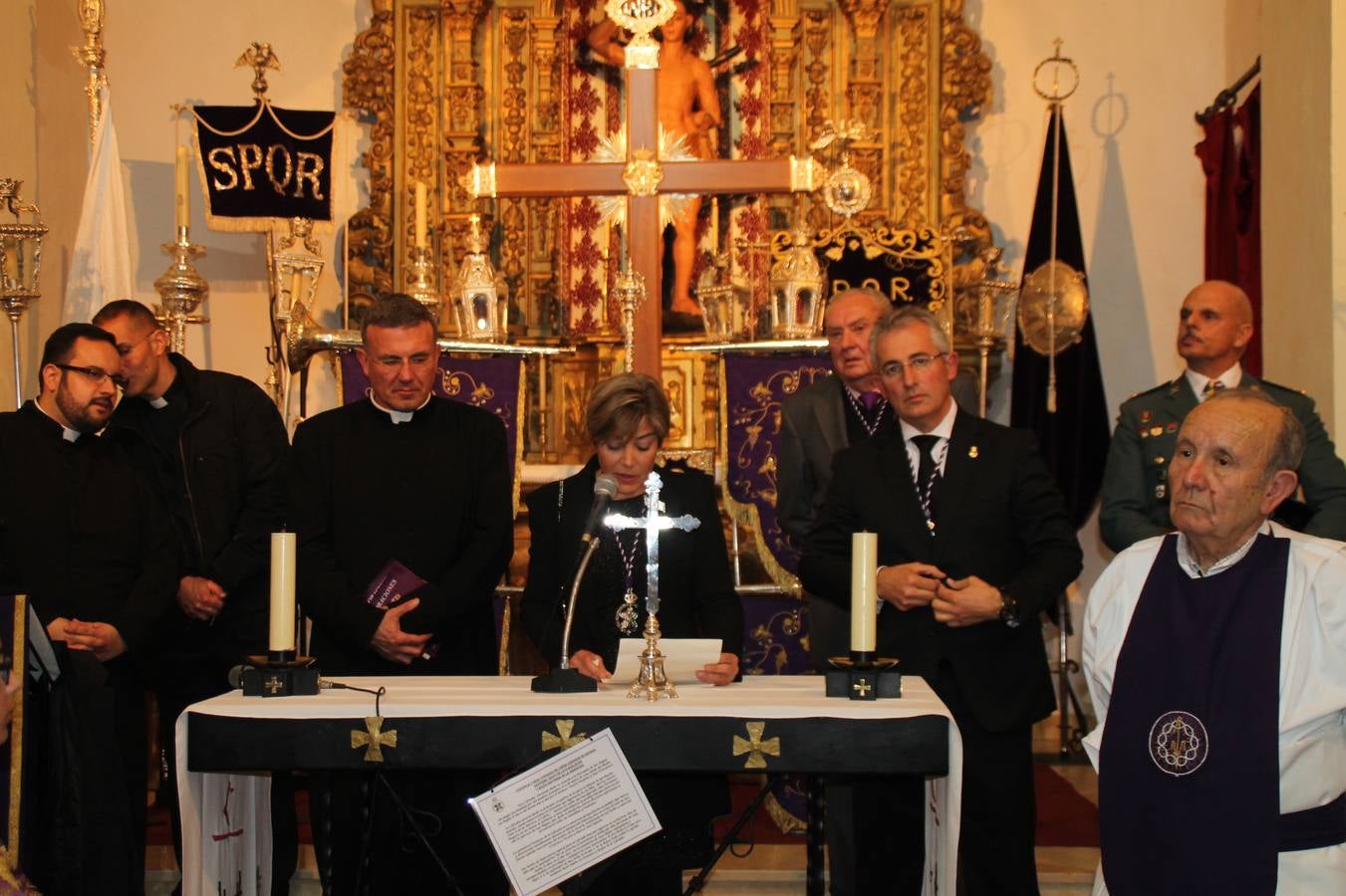 Las emociones llenaron también anoche la ermita de Los Santos Mártires, donde se quedaron guardados todos los afanes, las ilusiones y la devoción que no pudieron tener reflejo en la procesión de las colas largas, La Cofradía del Señor Coronado de Espinas decidió no salir ante la adversidad de la climatología y en el interior de este pequeño templo se vivieron momentos de gran emotividad.La Guardia Civil de Jerez de los Caballeros rindió honores a s Madrina, María Santísima de la Amargura. Los sones de las bandas y agrupaciones que iban a participar en el desfile procesional expandieron su eco desde el Llano de los Mártires para acompañar a los costaleros de cada uno de los tres Pasos, que fueron mecidos a su compás. El jovencísimo saetero Julián Jaramillo, de tan solo 12 años y natural de Segura de León, hizo vibrar a los presentes con su saeta al Coronado.Y entre las oraciones del párroco, Antonio María Rejano y los sacerdotes que le acompañaron, asomaron también las lágrimas.El momento más emotivo se vivió con el sentido homenaje a Manuel Labrador González, Manolo 'Cornelio' a quien Marisa Sánchez, en nombre de la junta de gobierno de la Cofradía del Señor Coronado, dedicó palabras llenas de afecto y reconocimiento, destacando su condición de «trabajador sin igual», su carácter innovador, su generosidad, sus consejos a jóvenes y mayores en el seno de esta Cofradía de la que dijo, «es piedra angular» y su extraordinaria labor. Manuel recibió un libro y una precioso cartel realizada por José Tomás Pérez Indiano, a semejanza del que hace tres años anunció la Semana Santa Jerezana. Emocionado, Manuel agradeció el cariño y dedicó este homenaje a su familia y a todas las madres.