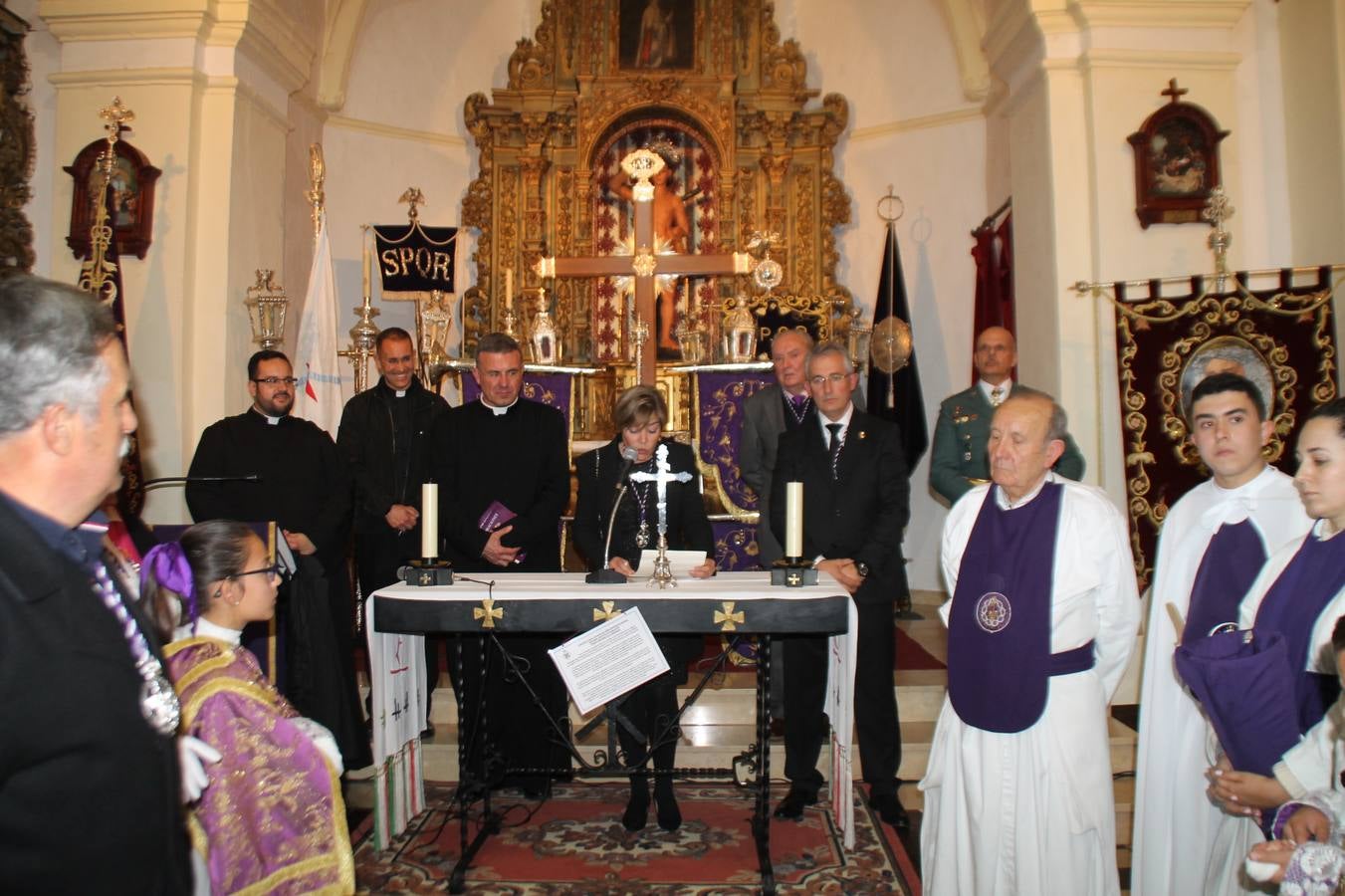 Las emociones llenaron también anoche la ermita de Los Santos Mártires, donde se quedaron guardados todos los afanes, las ilusiones y la devoción que no pudieron tener reflejo en la procesión de las colas largas, La Cofradía del Señor Coronado de Espinas decidió no salir ante la adversidad de la climatología y en el interior de este pequeño templo se vivieron momentos de gran emotividad.La Guardia Civil de Jerez de los Caballeros rindió honores a s Madrina, María Santísima de la Amargura. Los sones de las bandas y agrupaciones que iban a participar en el desfile procesional expandieron su eco desde el Llano de los Mártires para acompañar a los costaleros de cada uno de los tres Pasos, que fueron mecidos a su compás. El jovencísimo saetero Julián Jaramillo, de tan solo 12 años y natural de Segura de León, hizo vibrar a los presentes con su saeta al Coronado.Y entre las oraciones del párroco, Antonio María Rejano y los sacerdotes que le acompañaron, asomaron también las lágrimas.El momento más emotivo se vivió con el sentido homenaje a Manuel Labrador González, Manolo 'Cornelio' a quien Marisa Sánchez, en nombre de la junta de gobierno de la Cofradía del Señor Coronado, dedicó palabras llenas de afecto y reconocimiento, destacando su condición de «trabajador sin igual», su carácter innovador, su generosidad, sus consejos a jóvenes y mayores en el seno de esta Cofradía de la que dijo, «es piedra angular» y su extraordinaria labor. Manuel recibió un libro y una precioso cartel realizada por José Tomás Pérez Indiano, a semejanza del que hace tres años anunció la Semana Santa Jerezana. Emocionado, Manuel agradeció el cariño y dedicó este homenaje a su familia y a todas las madres.