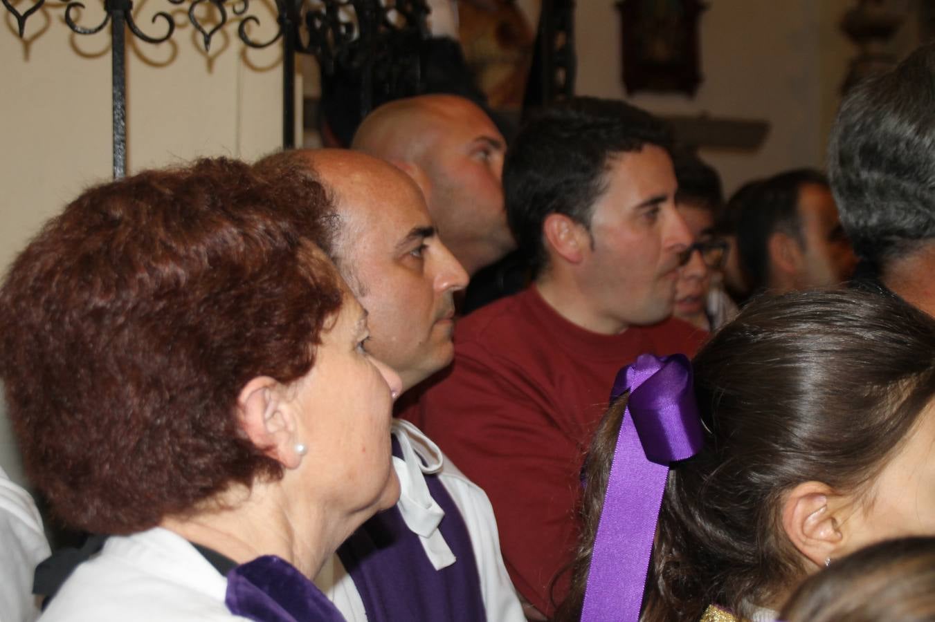 Las emociones llenaron también anoche la ermita de Los Santos Mártires, donde se quedaron guardados todos los afanes, las ilusiones y la devoción que no pudieron tener reflejo en la procesión de las colas largas, La Cofradía del Señor Coronado de Espinas decidió no salir ante la adversidad de la climatología y en el interior de este pequeño templo se vivieron momentos de gran emotividad.La Guardia Civil de Jerez de los Caballeros rindió honores a s Madrina, María Santísima de la Amargura. Los sones de las bandas y agrupaciones que iban a participar en el desfile procesional expandieron su eco desde el Llano de los Mártires para acompañar a los costaleros de cada uno de los tres Pasos, que fueron mecidos a su compás. El jovencísimo saetero Julián Jaramillo, de tan solo 12 años y natural de Segura de León, hizo vibrar a los presentes con su saeta al Coronado.Y entre las oraciones del párroco, Antonio María Rejano y los sacerdotes que le acompañaron, asomaron también las lágrimas.El momento más emotivo se vivió con el sentido homenaje a Manuel Labrador González, Manolo 'Cornelio' a quien Marisa Sánchez, en nombre de la junta de gobierno de la Cofradía del Señor Coronado, dedicó palabras llenas de afecto y reconocimiento, destacando su condición de «trabajador sin igual», su carácter innovador, su generosidad, sus consejos a jóvenes y mayores en el seno de esta Cofradía de la que dijo, «es piedra angular» y su extraordinaria labor. Manuel recibió un libro y una precioso cartel realizada por José Tomás Pérez Indiano, a semejanza del que hace tres años anunció la Semana Santa Jerezana. Emocionado, Manuel agradeció el cariño y dedicó este homenaje a su familia y a todas las madres.
