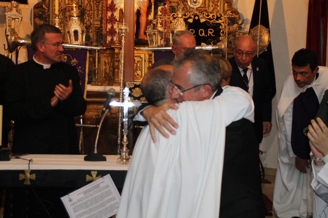 Las emociones llenaron también anoche la ermita de Los Santos Mártires, donde se quedaron guardados todos los afanes, las ilusiones y la devoción que no pudieron tener reflejo en la procesión de las colas largas, La Cofradía del Señor Coronado de Espinas decidió no salir ante la adversidad de la climatología y en el interior de este pequeño templo se vivieron momentos de gran emotividad.La Guardia Civil de Jerez de los Caballeros rindió honores a s Madrina, María Santísima de la Amargura. Los sones de las bandas y agrupaciones que iban a participar en el desfile procesional expandieron su eco desde el Llano de los Mártires para acompañar a los costaleros de cada uno de los tres Pasos, que fueron mecidos a su compás. El jovencísimo saetero Julián Jaramillo, de tan solo 12 años y natural de Segura de León, hizo vibrar a los presentes con su saeta al Coronado.Y entre las oraciones del párroco, Antonio María Rejano y los sacerdotes que le acompañaron, asomaron también las lágrimas.El momento más emotivo se vivió con el sentido homenaje a Manuel Labrador González, Manolo 'Cornelio' a quien Marisa Sánchez, en nombre de la junta de gobierno de la Cofradía del Señor Coronado, dedicó palabras llenas de afecto y reconocimiento, destacando su condición de «trabajador sin igual», su carácter innovador, su generosidad, sus consejos a jóvenes y mayores en el seno de esta Cofradía de la que dijo, «es piedra angular» y su extraordinaria labor. Manuel recibió un libro y una precioso cartel realizada por José Tomás Pérez Indiano, a semejanza del que hace tres años anunció la Semana Santa Jerezana. Emocionado, Manuel agradeció el cariño y dedicó este homenaje a su familia y a todas las madres.