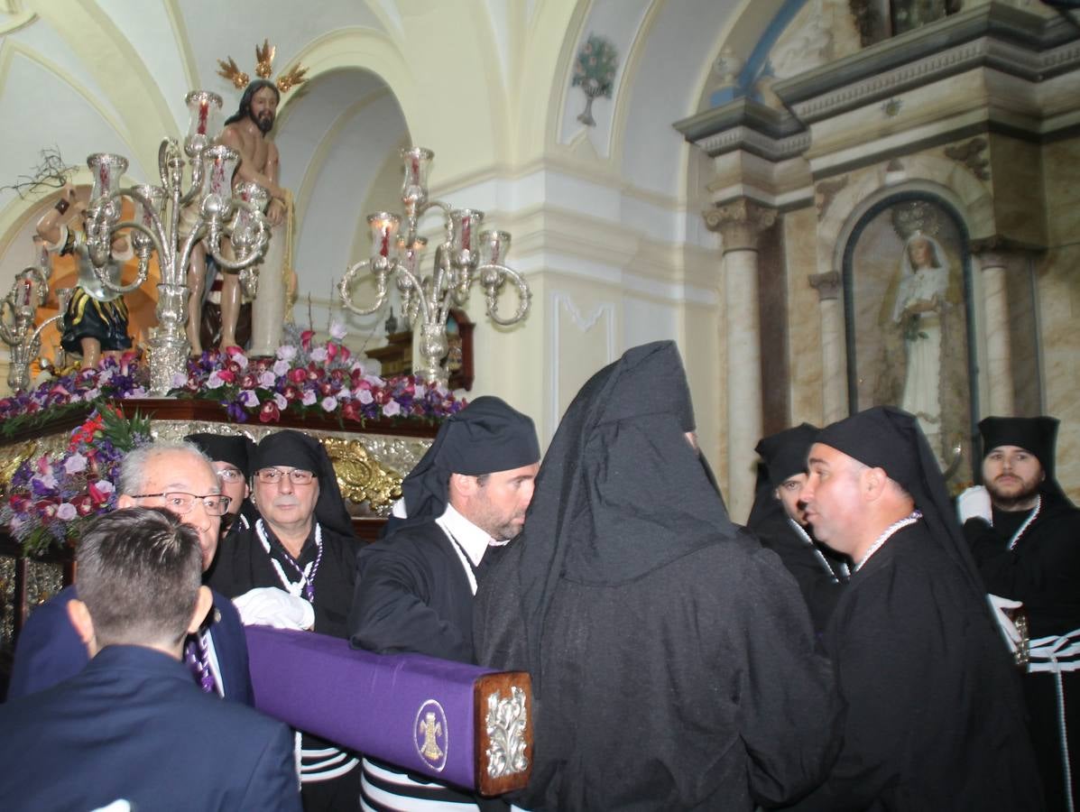 Las emociones llenaron también anoche la ermita de Los Santos Mártires, donde se quedaron guardados todos los afanes, las ilusiones y la devoción que no pudieron tener reflejo en la procesión de las colas largas, La Cofradía del Señor Coronado de Espinas decidió no salir ante la adversidad de la climatología y en el interior de este pequeño templo se vivieron momentos de gran emotividad.La Guardia Civil de Jerez de los Caballeros rindió honores a s Madrina, María Santísima de la Amargura. Los sones de las bandas y agrupaciones que iban a participar en el desfile procesional expandieron su eco desde el Llano de los Mártires para acompañar a los costaleros de cada uno de los tres Pasos, que fueron mecidos a su compás. El jovencísimo saetero Julián Jaramillo, de tan solo 12 años y natural de Segura de León, hizo vibrar a los presentes con su saeta al Coronado.Y entre las oraciones del párroco, Antonio María Rejano y los sacerdotes que le acompañaron, asomaron también las lágrimas.El momento más emotivo se vivió con el sentido homenaje a Manuel Labrador González, Manolo 'Cornelio' a quien Marisa Sánchez, en nombre de la junta de gobierno de la Cofradía del Señor Coronado, dedicó palabras llenas de afecto y reconocimiento, destacando su condición de «trabajador sin igual», su carácter innovador, su generosidad, sus consejos a jóvenes y mayores en el seno de esta Cofradía de la que dijo, «es piedra angular» y su extraordinaria labor. Manuel recibió un libro y una precioso cartel realizada por José Tomás Pérez Indiano, a semejanza del que hace tres años anunció la Semana Santa Jerezana. Emocionado, Manuel agradeció el cariño y dedicó este homenaje a su familia y a todas las madres.