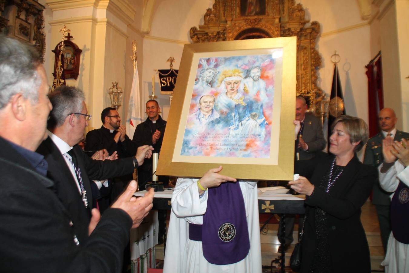 Las emociones llenaron también anoche la ermita de Los Santos Mártires, donde se quedaron guardados todos los afanes, las ilusiones y la devoción que no pudieron tener reflejo en la procesión de las colas largas, La Cofradía del Señor Coronado de Espinas decidió no salir ante la adversidad de la climatología y en el interior de este pequeño templo se vivieron momentos de gran emotividad.La Guardia Civil de Jerez de los Caballeros rindió honores a s Madrina, María Santísima de la Amargura. Los sones de las bandas y agrupaciones que iban a participar en el desfile procesional expandieron su eco desde el Llano de los Mártires para acompañar a los costaleros de cada uno de los tres Pasos, que fueron mecidos a su compás. El jovencísimo saetero Julián Jaramillo, de tan solo 12 años y natural de Segura de León, hizo vibrar a los presentes con su saeta al Coronado.Y entre las oraciones del párroco, Antonio María Rejano y los sacerdotes que le acompañaron, asomaron también las lágrimas.El momento más emotivo se vivió con el sentido homenaje a Manuel Labrador González, Manolo 'Cornelio' a quien Marisa Sánchez, en nombre de la junta de gobierno de la Cofradía del Señor Coronado, dedicó palabras llenas de afecto y reconocimiento, destacando su condición de «trabajador sin igual», su carácter innovador, su generosidad, sus consejos a jóvenes y mayores en el seno de esta Cofradía de la que dijo, «es piedra angular» y su extraordinaria labor. Manuel recibió un libro y una precioso cartel realizada por José Tomás Pérez Indiano, a semejanza del que hace tres años anunció la Semana Santa Jerezana. Emocionado, Manuel agradeció el cariño y dedicó este homenaje a su familia y a todas las madres.