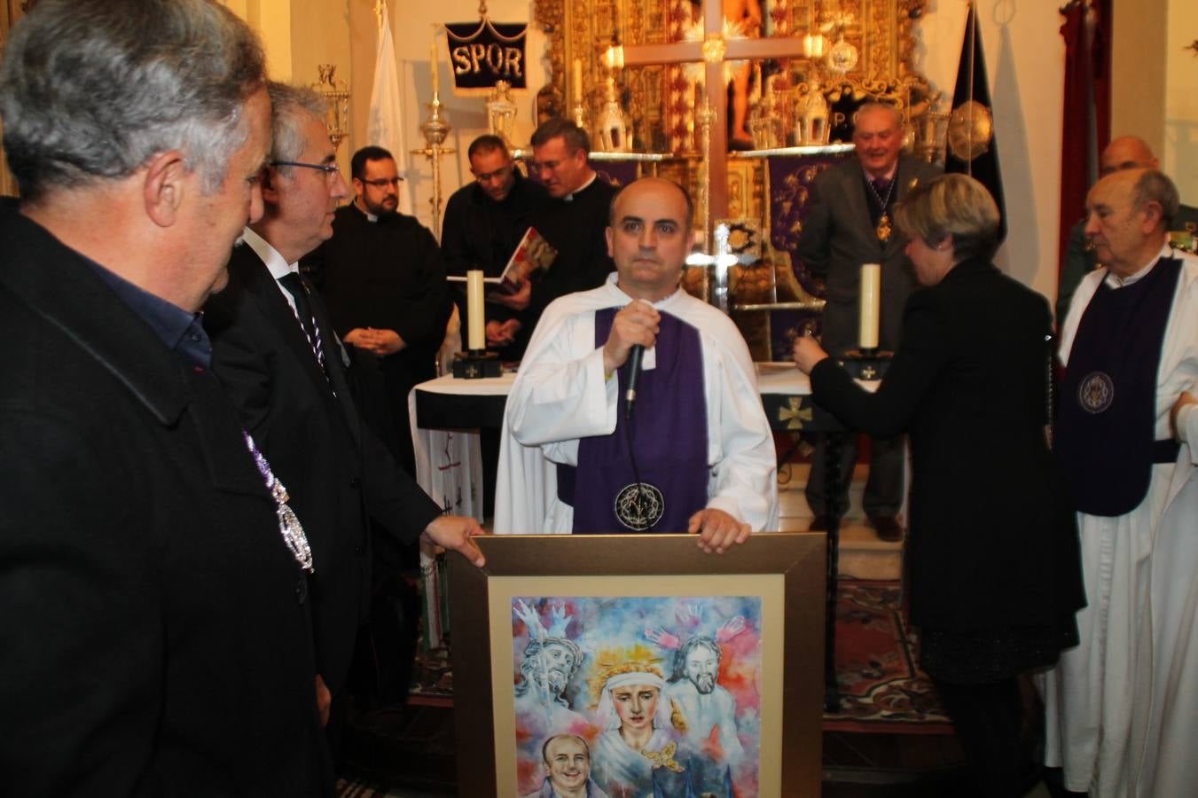 Las emociones llenaron también anoche la ermita de Los Santos Mártires, donde se quedaron guardados todos los afanes, las ilusiones y la devoción que no pudieron tener reflejo en la procesión de las colas largas, La Cofradía del Señor Coronado de Espinas decidió no salir ante la adversidad de la climatología y en el interior de este pequeño templo se vivieron momentos de gran emotividad.La Guardia Civil de Jerez de los Caballeros rindió honores a s Madrina, María Santísima de la Amargura. Los sones de las bandas y agrupaciones que iban a participar en el desfile procesional expandieron su eco desde el Llano de los Mártires para acompañar a los costaleros de cada uno de los tres Pasos, que fueron mecidos a su compás. El jovencísimo saetero Julián Jaramillo, de tan solo 12 años y natural de Segura de León, hizo vibrar a los presentes con su saeta al Coronado.Y entre las oraciones del párroco, Antonio María Rejano y los sacerdotes que le acompañaron, asomaron también las lágrimas.El momento más emotivo se vivió con el sentido homenaje a Manuel Labrador González, Manolo 'Cornelio' a quien Marisa Sánchez, en nombre de la junta de gobierno de la Cofradía del Señor Coronado, dedicó palabras llenas de afecto y reconocimiento, destacando su condición de «trabajador sin igual», su carácter innovador, su generosidad, sus consejos a jóvenes y mayores en el seno de esta Cofradía de la que dijo, «es piedra angular» y su extraordinaria labor. Manuel recibió un libro y una precioso cartel realizada por José Tomás Pérez Indiano, a semejanza del que hace tres años anunció la Semana Santa Jerezana. Emocionado, Manuel agradeció el cariño y dedicó este homenaje a su familia y a todas las madres.