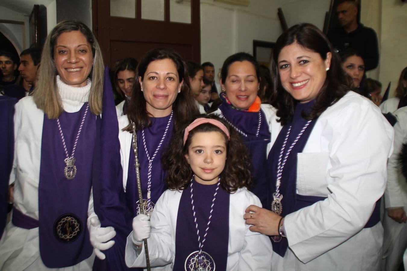 Las emociones llenaron también anoche la ermita de Los Santos Mártires, donde se quedaron guardados todos los afanes, las ilusiones y la devoción que no pudieron tener reflejo en la procesión de las colas largas, La Cofradía del Señor Coronado de Espinas decidió no salir ante la adversidad de la climatología y en el interior de este pequeño templo se vivieron momentos de gran emotividad.La Guardia Civil de Jerez de los Caballeros rindió honores a s Madrina, María Santísima de la Amargura. Los sones de las bandas y agrupaciones que iban a participar en el desfile procesional expandieron su eco desde el Llano de los Mártires para acompañar a los costaleros de cada uno de los tres Pasos, que fueron mecidos a su compás. El jovencísimo saetero Julián Jaramillo, de tan solo 12 años y natural de Segura de León, hizo vibrar a los presentes con su saeta al Coronado.Y entre las oraciones del párroco, Antonio María Rejano y los sacerdotes que le acompañaron, asomaron también las lágrimas.El momento más emotivo se vivió con el sentido homenaje a Manuel Labrador González, Manolo 'Cornelio' a quien Marisa Sánchez, en nombre de la junta de gobierno de la Cofradía del Señor Coronado, dedicó palabras llenas de afecto y reconocimiento, destacando su condición de «trabajador sin igual», su carácter innovador, su generosidad, sus consejos a jóvenes y mayores en el seno de esta Cofradía de la que dijo, «es piedra angular» y su extraordinaria labor. Manuel recibió un libro y una precioso cartel realizada por José Tomás Pérez Indiano, a semejanza del que hace tres años anunció la Semana Santa Jerezana. Emocionado, Manuel agradeció el cariño y dedicó este homenaje a su familia y a todas las madres.