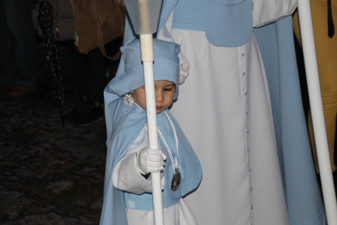 La lluvia que durante las primeras horas de la tarde se contuvo, hizo acto de presencia nada más asomarse a la calle la procesión de las túnicas celestes, que organiza la Archicofrafía del Santísimo Sacramento. Todas las emociones se vieron frustradas y el templo de San Bartolomé fue refugio para el sentimiento de quienes anhelaban acompañar esta estación de penitencia en la que se representa el momento de la institución de la Santa Cena, que junto al de Jesús ante Pilatos, fueron los únicos que realizaron su salida de la iglesia patronal. El Cristo de la Piedad, imagen impresionante en el itinerario de la Semana Santa jerezana, y la hermosa Virgen de la Paza, se quedaron dentro.Los sones de las Agruaciones y bandas que iban a acompañar este desfile sonaron especiales para bailar estas dos imágenes y servir de consuelo, mientras brotaban lágrimas en los ojos de algunos niños que encuentran en esta Cofradía su bautismo nazareno. La oración también acompañó estos momentos de tristeza al tiempo tan especiales.