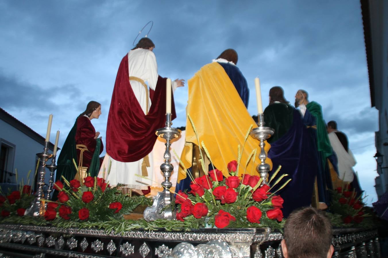 La lluvia que durante las primeras horas de la tarde se contuvo, hizo acto de presencia nada más asomarse a la calle la procesión de las túnicas celestes, que organiza la Archicofrafía del Santísimo Sacramento. Todas las emociones se vieron frustradas y el templo de San Bartolomé fue refugio para el sentimiento de quienes anhelaban acompañar esta estación de penitencia en la que se representa el momento de la institución de la Santa Cena, que junto al de Jesús ante Pilatos, fueron los únicos que realizaron su salida de la iglesia patronal. El Cristo de la Piedad, imagen impresionante en el itinerario de la Semana Santa jerezana, y la hermosa Virgen de la Paza, se quedaron dentro.Los sones de las Agruaciones y bandas que iban a acompañar este desfile sonaron especiales para bailar estas dos imágenes y servir de consuelo, mientras brotaban lágrimas en los ojos de algunos niños que encuentran en esta Cofradía su bautismo nazareno. La oración también acompañó estos momentos de tristeza al tiempo tan especiales.