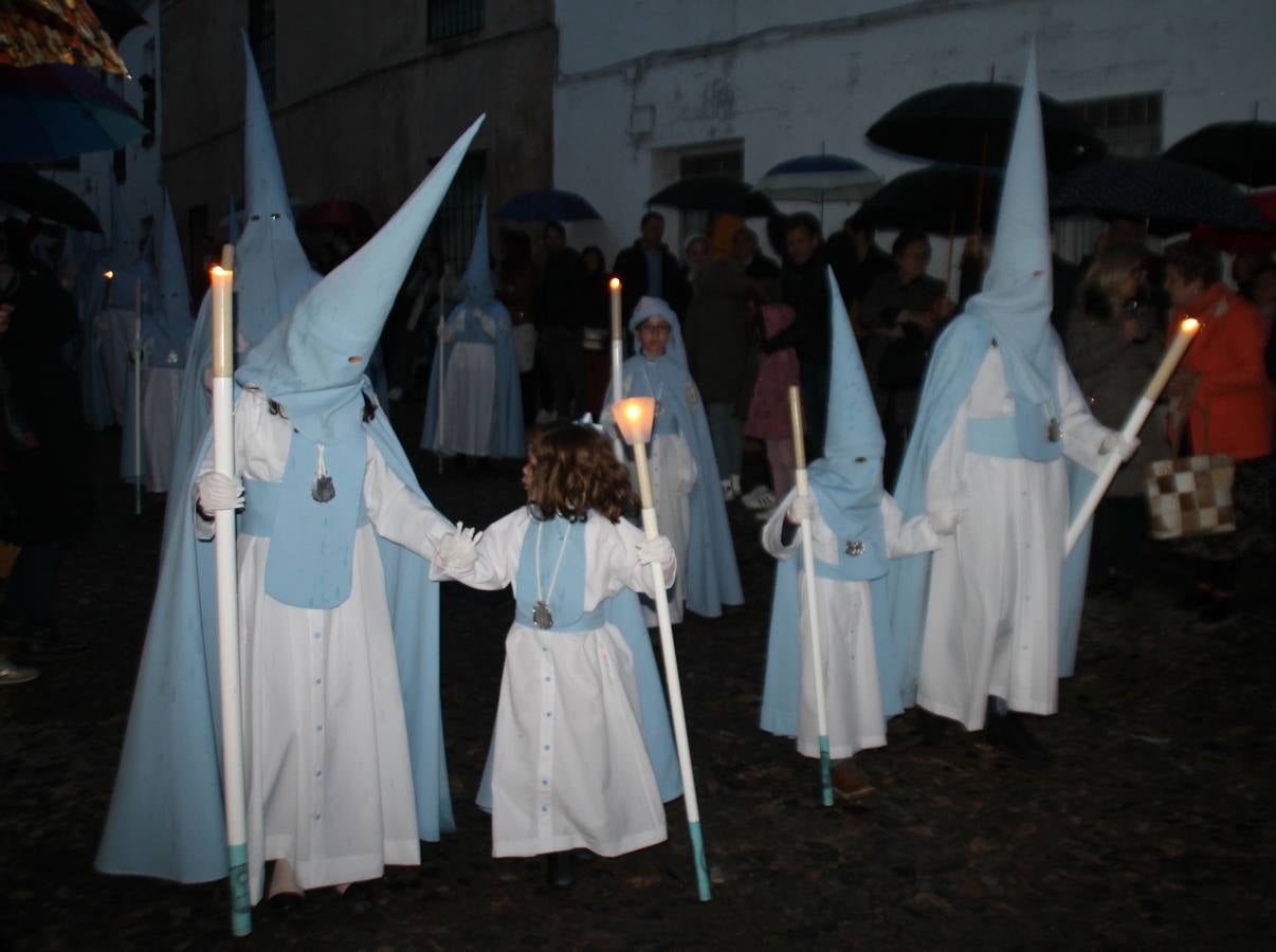 La lluvia que durante las primeras horas de la tarde se contuvo, hizo acto de presencia nada más asomarse a la calle la procesión de las túnicas celestes, que organiza la Archicofrafía del Santísimo Sacramento. Todas las emociones se vieron frustradas y el templo de San Bartolomé fue refugio para el sentimiento de quienes anhelaban acompañar esta estación de penitencia en la que se representa el momento de la institución de la Santa Cena, que junto al de Jesús ante Pilatos, fueron los únicos que realizaron su salida de la iglesia patronal. El Cristo de la Piedad, imagen impresionante en el itinerario de la Semana Santa jerezana, y la hermosa Virgen de la Paza, se quedaron dentro.Los sones de las Agruaciones y bandas que iban a acompañar este desfile sonaron especiales para bailar estas dos imágenes y servir de consuelo, mientras brotaban lágrimas en los ojos de algunos niños que encuentran en esta Cofradía su bautismo nazareno. La oración también acompañó estos momentos de tristeza al tiempo tan especiales.