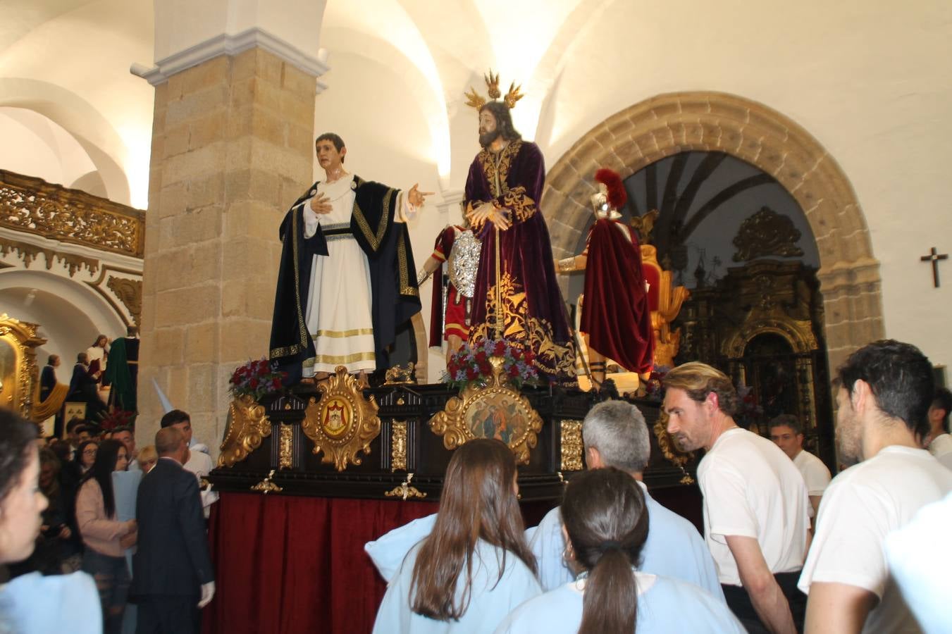 La lluvia que durante las primeras horas de la tarde se contuvo, hizo acto de presencia nada más asomarse a la calle la procesión de las túnicas celestes, que organiza la Archicofrafía del Santísimo Sacramento. Todas las emociones se vieron frustradas y el templo de San Bartolomé fue refugio para el sentimiento de quienes anhelaban acompañar esta estación de penitencia en la que se representa el momento de la institución de la Santa Cena, que junto al de Jesús ante Pilatos, fueron los únicos que realizaron su salida de la iglesia patronal. El Cristo de la Piedad, imagen impresionante en el itinerario de la Semana Santa jerezana, y la hermosa Virgen de la Paza, se quedaron dentro.Los sones de las Agruaciones y bandas que iban a acompañar este desfile sonaron especiales para bailar estas dos imágenes y servir de consuelo, mientras brotaban lágrimas en los ojos de algunos niños que encuentran en esta Cofradía su bautismo nazareno. La oración también acompañó estos momentos de tristeza al tiempo tan especiales.