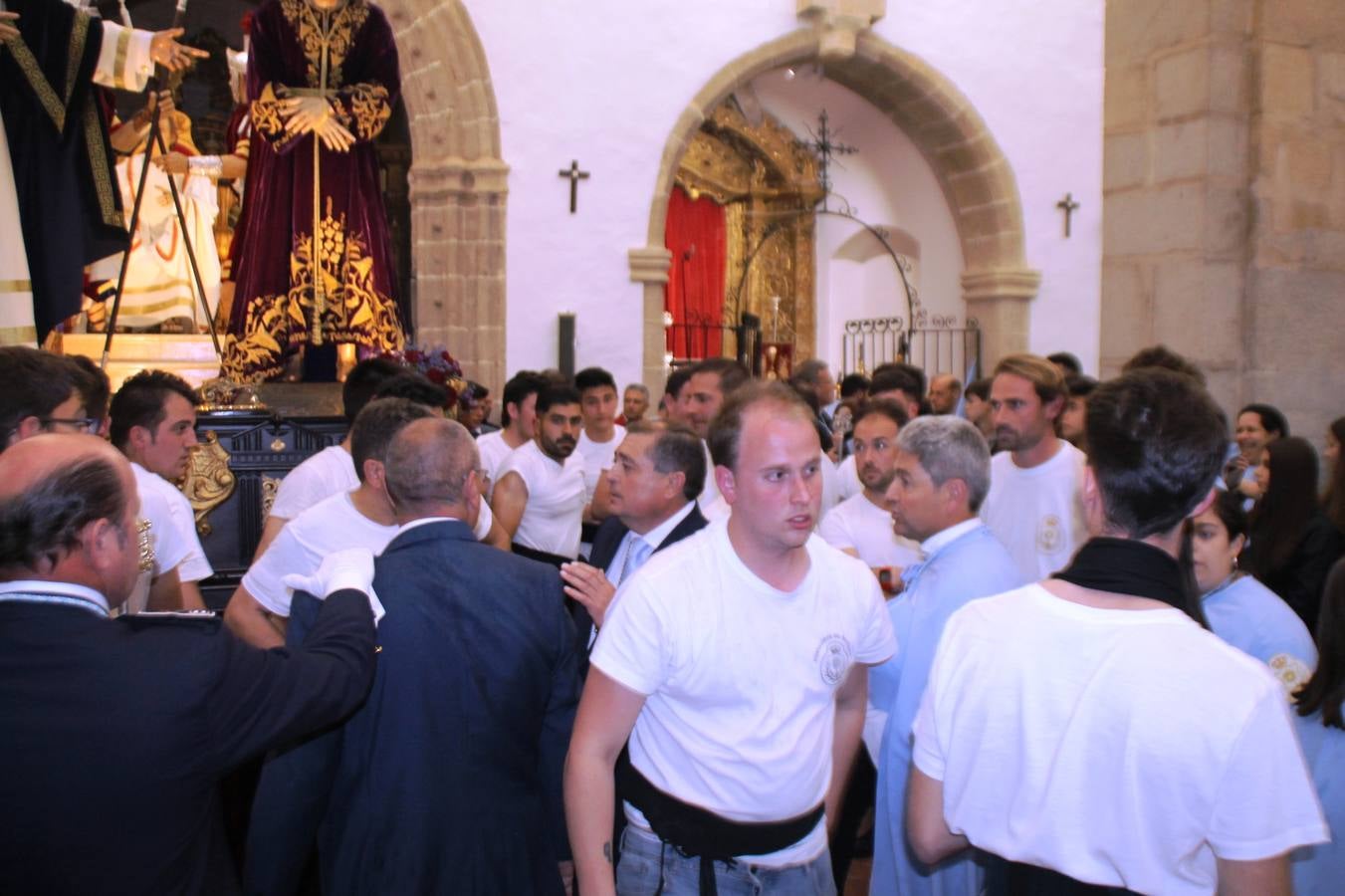 La lluvia que durante las primeras horas de la tarde se contuvo, hizo acto de presencia nada más asomarse a la calle la procesión de las túnicas celestes, que organiza la Archicofrafía del Santísimo Sacramento. Todas las emociones se vieron frustradas y el templo de San Bartolomé fue refugio para el sentimiento de quienes anhelaban acompañar esta estación de penitencia en la que se representa el momento de la institución de la Santa Cena, que junto al de Jesús ante Pilatos, fueron los únicos que realizaron su salida de la iglesia patronal. El Cristo de la Piedad, imagen impresionante en el itinerario de la Semana Santa jerezana, y la hermosa Virgen de la Paza, se quedaron dentro.Los sones de las Agruaciones y bandas que iban a acompañar este desfile sonaron especiales para bailar estas dos imágenes y servir de consuelo, mientras brotaban lágrimas en los ojos de algunos niños que encuentran en esta Cofradía su bautismo nazareno. La oración también acompañó estos momentos de tristeza al tiempo tan especiales.
