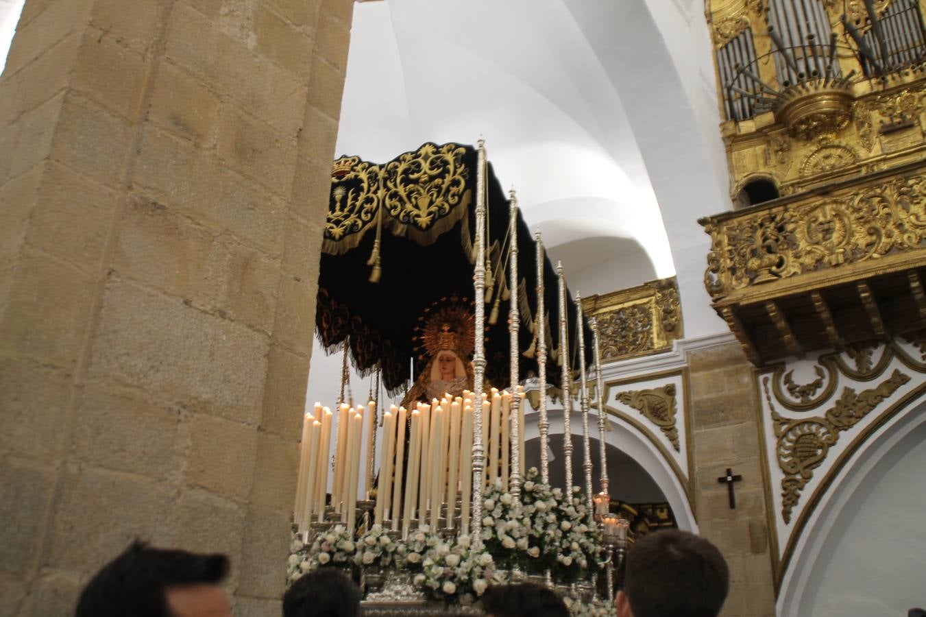 La lluvia que durante las primeras horas de la tarde se contuvo, hizo acto de presencia nada más asomarse a la calle la procesión de las túnicas celestes, que organiza la Archicofrafía del Santísimo Sacramento. Todas las emociones se vieron frustradas y el templo de San Bartolomé fue refugio para el sentimiento de quienes anhelaban acompañar esta estación de penitencia en la que se representa el momento de la institución de la Santa Cena, que junto al de Jesús ante Pilatos, fueron los únicos que realizaron su salida de la iglesia patronal. El Cristo de la Piedad, imagen impresionante en el itinerario de la Semana Santa jerezana, y la hermosa Virgen de la Paza, se quedaron dentro.Los sones de las Agruaciones y bandas que iban a acompañar este desfile sonaron especiales para bailar estas dos imágenes y servir de consuelo, mientras brotaban lágrimas en los ojos de algunos niños que encuentran en esta Cofradía su bautismo nazareno. La oración también acompañó estos momentos de tristeza al tiempo tan especiales.
