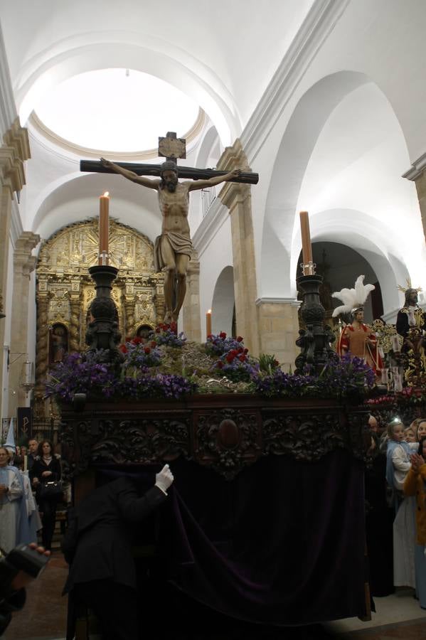 La lluvia que durante las primeras horas de la tarde se contuvo, hizo acto de presencia nada más asomarse a la calle la procesión de las túnicas celestes, que organiza la Archicofrafía del Santísimo Sacramento. Todas las emociones se vieron frustradas y el templo de San Bartolomé fue refugio para el sentimiento de quienes anhelaban acompañar esta estación de penitencia en la que se representa el momento de la institución de la Santa Cena, que junto al de Jesús ante Pilatos, fueron los únicos que realizaron su salida de la iglesia patronal. El Cristo de la Piedad, imagen impresionante en el itinerario de la Semana Santa jerezana, y la hermosa Virgen de la Paza, se quedaron dentro.Los sones de las Agruaciones y bandas que iban a acompañar este desfile sonaron especiales para bailar estas dos imágenes y servir de consuelo, mientras brotaban lágrimas en los ojos de algunos niños que encuentran en esta Cofradía su bautismo nazareno. La oración también acompañó estos momentos de tristeza al tiempo tan especiales.