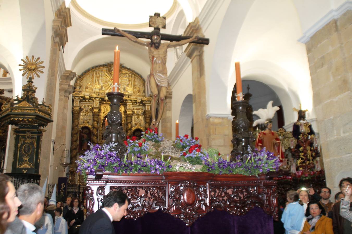 La lluvia que durante las primeras horas de la tarde se contuvo, hizo acto de presencia nada más asomarse a la calle la procesión de las túnicas celestes, que organiza la Archicofrafía del Santísimo Sacramento. Todas las emociones se vieron frustradas y el templo de San Bartolomé fue refugio para el sentimiento de quienes anhelaban acompañar esta estación de penitencia en la que se representa el momento de la institución de la Santa Cena, que junto al de Jesús ante Pilatos, fueron los únicos que realizaron su salida de la iglesia patronal. El Cristo de la Piedad, imagen impresionante en el itinerario de la Semana Santa jerezana, y la hermosa Virgen de la Paza, se quedaron dentro.Los sones de las Agruaciones y bandas que iban a acompañar este desfile sonaron especiales para bailar estas dos imágenes y servir de consuelo, mientras brotaban lágrimas en los ojos de algunos niños que encuentran en esta Cofradía su bautismo nazareno. La oración también acompañó estos momentos de tristeza al tiempo tan especiales.