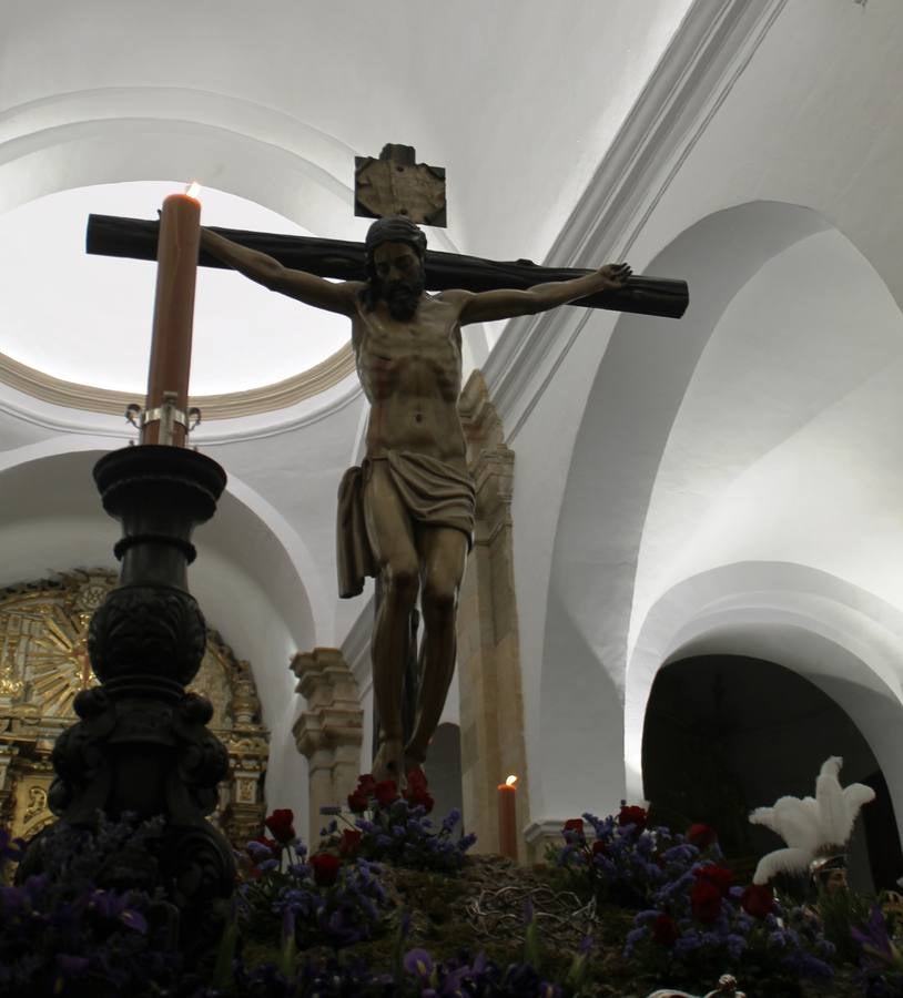 La lluvia que durante las primeras horas de la tarde se contuvo, hizo acto de presencia nada más asomarse a la calle la procesión de las túnicas celestes, que organiza la Archicofrafía del Santísimo Sacramento. Todas las emociones se vieron frustradas y el templo de San Bartolomé fue refugio para el sentimiento de quienes anhelaban acompañar esta estación de penitencia en la que se representa el momento de la institución de la Santa Cena, que junto al de Jesús ante Pilatos, fueron los únicos que realizaron su salida de la iglesia patronal. El Cristo de la Piedad, imagen impresionante en el itinerario de la Semana Santa jerezana, y la hermosa Virgen de la Paza, se quedaron dentro.Los sones de las Agruaciones y bandas que iban a acompañar este desfile sonaron especiales para bailar estas dos imágenes y servir de consuelo, mientras brotaban lágrimas en los ojos de algunos niños que encuentran en esta Cofradía su bautismo nazareno. La oración también acompañó estos momentos de tristeza al tiempo tan especiales.