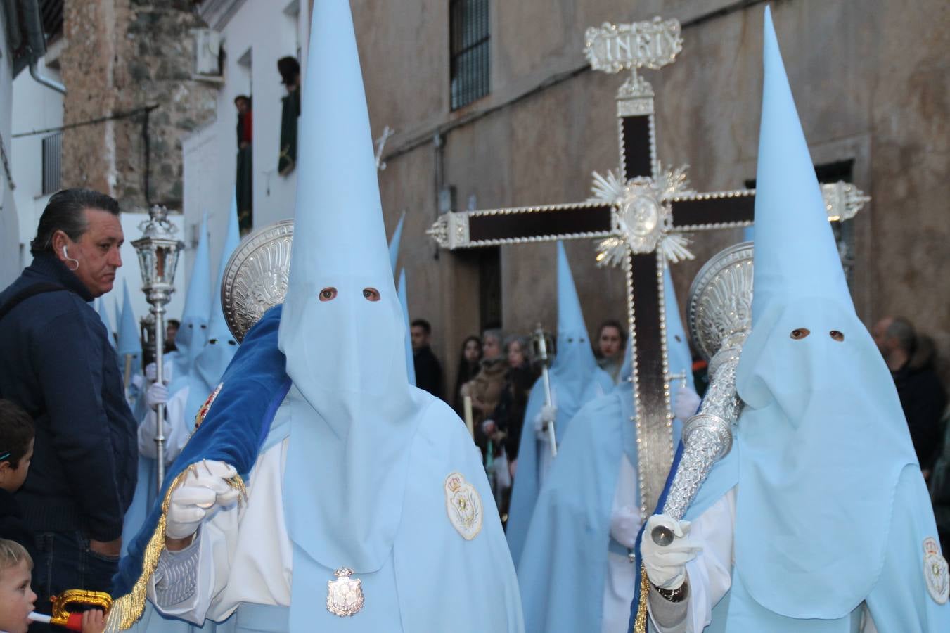La lluvia que durante las primeras horas de la tarde se contuvo, hizo acto de presencia nada más asomarse a la calle la procesión de las túnicas celestes, que organiza la Archicofrafía del Santísimo Sacramento. Todas las emociones se vieron frustradas y el templo de San Bartolomé fue refugio para el sentimiento de quienes anhelaban acompañar esta estación de penitencia en la que se representa el momento de la institución de la Santa Cena, que junto al de Jesús ante Pilatos, fueron los únicos que realizaron su salida de la iglesia patronal. El Cristo de la Piedad, imagen impresionante en el itinerario de la Semana Santa jerezana, y la hermosa Virgen de la Paza, se quedaron dentro.Los sones de las Agruaciones y bandas que iban a acompañar este desfile sonaron especiales para bailar estas dos imágenes y servir de consuelo, mientras brotaban lágrimas en los ojos de algunos niños que encuentran en esta Cofradía su bautismo nazareno. La oración también acompañó estos momentos de tristeza al tiempo tan especiales.
