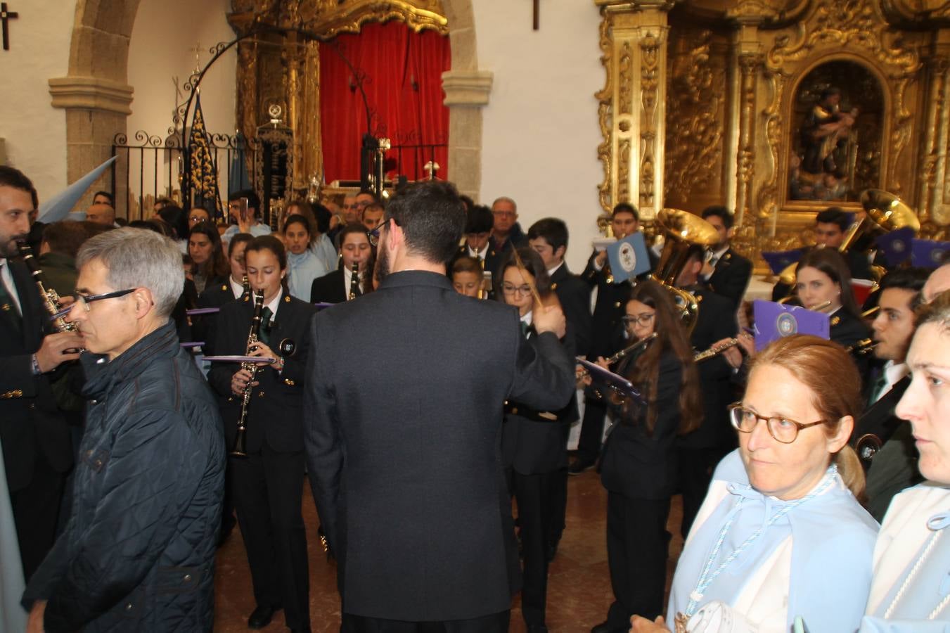 La lluvia que durante las primeras horas de la tarde se contuvo, hizo acto de presencia nada más asomarse a la calle la procesión de las túnicas celestes, que organiza la Archicofrafía del Santísimo Sacramento. Todas las emociones se vieron frustradas y el templo de San Bartolomé fue refugio para el sentimiento de quienes anhelaban acompañar esta estación de penitencia en la que se representa el momento de la institución de la Santa Cena, que junto al de Jesús ante Pilatos, fueron los únicos que realizaron su salida de la iglesia patronal. El Cristo de la Piedad, imagen impresionante en el itinerario de la Semana Santa jerezana, y la hermosa Virgen de la Paza, se quedaron dentro.Los sones de las Agruaciones y bandas que iban a acompañar este desfile sonaron especiales para bailar estas dos imágenes y servir de consuelo, mientras brotaban lágrimas en los ojos de algunos niños que encuentran en esta Cofradía su bautismo nazareno. La oración también acompañó estos momentos de tristeza al tiempo tan especiales.