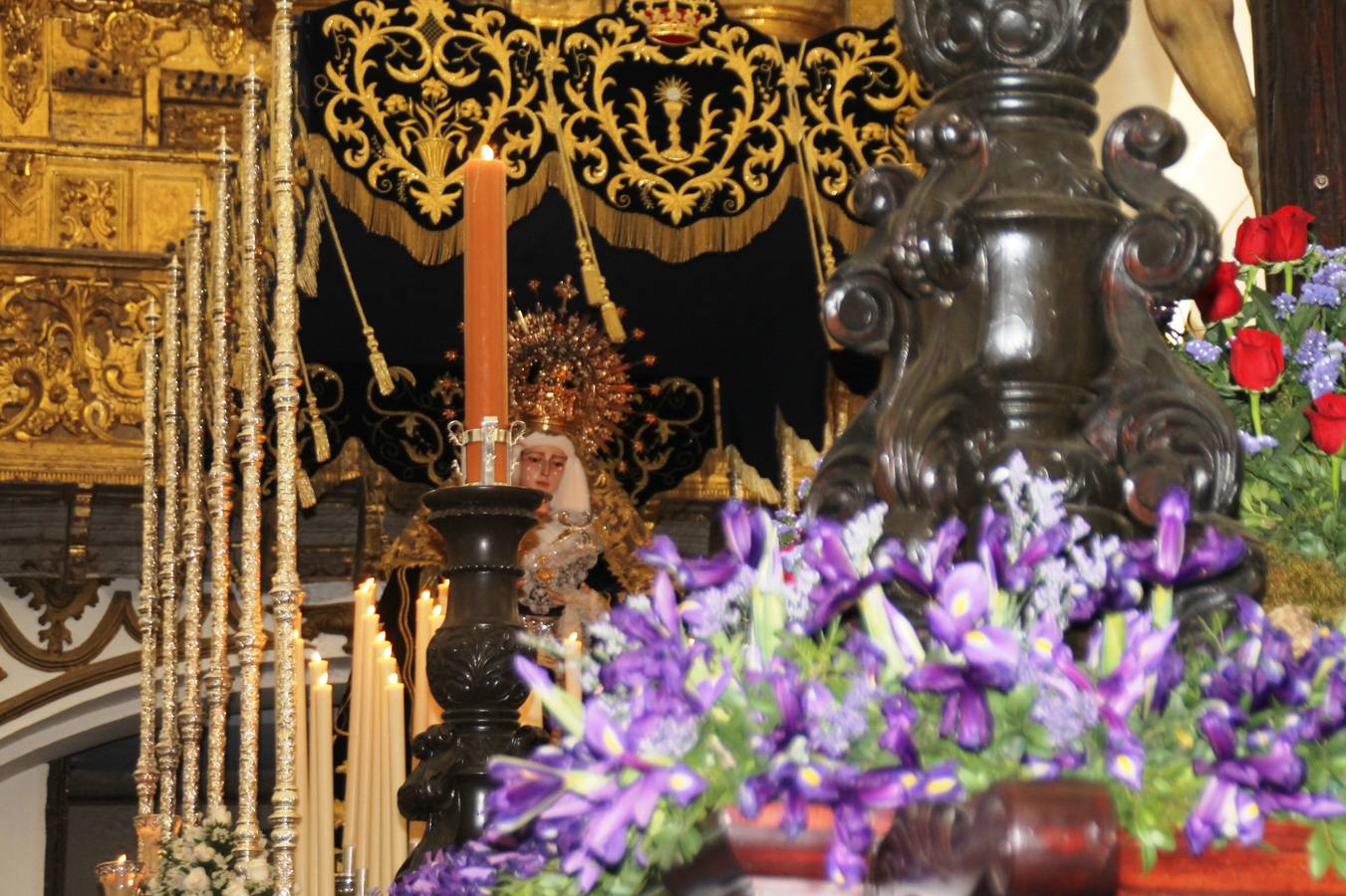 La lluvia que durante las primeras horas de la tarde se contuvo, hizo acto de presencia nada más asomarse a la calle la procesión de las túnicas celestes, que organiza la Archicofrafía del Santísimo Sacramento. Todas las emociones se vieron frustradas y el templo de San Bartolomé fue refugio para el sentimiento de quienes anhelaban acompañar esta estación de penitencia en la que se representa el momento de la institución de la Santa Cena, que junto al de Jesús ante Pilatos, fueron los únicos que realizaron su salida de la iglesia patronal. El Cristo de la Piedad, imagen impresionante en el itinerario de la Semana Santa jerezana, y la hermosa Virgen de la Paza, se quedaron dentro.Los sones de las Agruaciones y bandas que iban a acompañar este desfile sonaron especiales para bailar estas dos imágenes y servir de consuelo, mientras brotaban lágrimas en los ojos de algunos niños que encuentran en esta Cofradía su bautismo nazareno. La oración también acompañó estos momentos de tristeza al tiempo tan especiales.