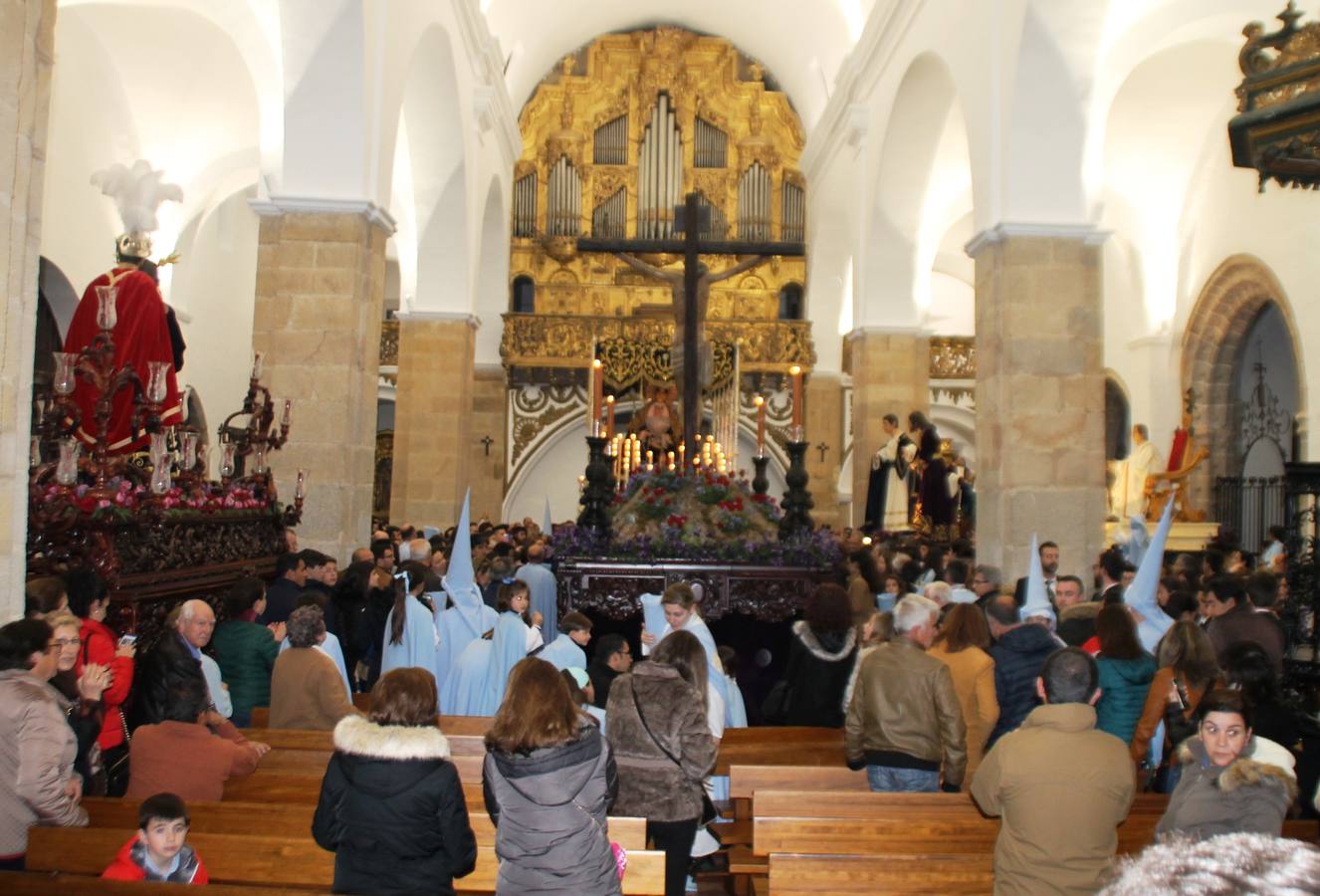 La lluvia que durante las primeras horas de la tarde se contuvo, hizo acto de presencia nada más asomarse a la calle la procesión de las túnicas celestes, que organiza la Archicofrafía del Santísimo Sacramento. Todas las emociones se vieron frustradas y el templo de San Bartolomé fue refugio para el sentimiento de quienes anhelaban acompañar esta estación de penitencia en la que se representa el momento de la institución de la Santa Cena, que junto al de Jesús ante Pilatos, fueron los únicos que realizaron su salida de la iglesia patronal. El Cristo de la Piedad, imagen impresionante en el itinerario de la Semana Santa jerezana, y la hermosa Virgen de la Paza, se quedaron dentro.Los sones de las Agruaciones y bandas que iban a acompañar este desfile sonaron especiales para bailar estas dos imágenes y servir de consuelo, mientras brotaban lágrimas en los ojos de algunos niños que encuentran en esta Cofradía su bautismo nazareno. La oración también acompañó estos momentos de tristeza al tiempo tan especiales.