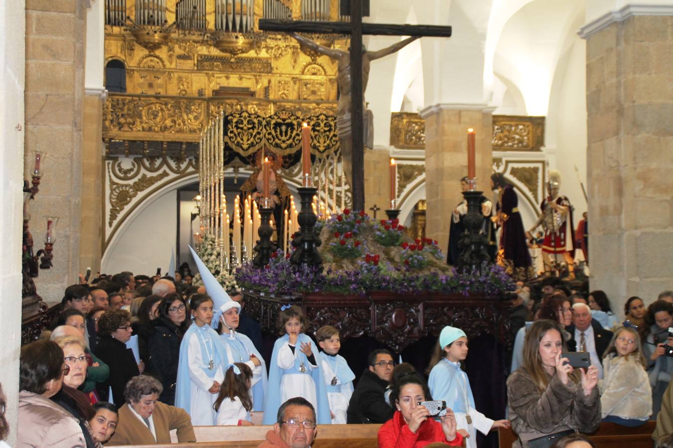 La lluvia que durante las primeras horas de la tarde se contuvo, hizo acto de presencia nada más asomarse a la calle la procesión de las túnicas celestes, que organiza la Archicofrafía del Santísimo Sacramento. Todas las emociones se vieron frustradas y el templo de San Bartolomé fue refugio para el sentimiento de quienes anhelaban acompañar esta estación de penitencia en la que se representa el momento de la institución de la Santa Cena, que junto al de Jesús ante Pilatos, fueron los únicos que realizaron su salida de la iglesia patronal. El Cristo de la Piedad, imagen impresionante en el itinerario de la Semana Santa jerezana, y la hermosa Virgen de la Paza, se quedaron dentro.Los sones de las Agruaciones y bandas que iban a acompañar este desfile sonaron especiales para bailar estas dos imágenes y servir de consuelo, mientras brotaban lágrimas en los ojos de algunos niños que encuentran en esta Cofradía su bautismo nazareno. La oración también acompañó estos momentos de tristeza al tiempo tan especiales.