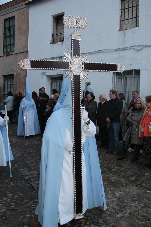 La lluvia que durante las primeras horas de la tarde se contuvo, hizo acto de presencia nada más asomarse a la calle la procesión de las túnicas celestes, que organiza la Archicofrafía del Santísimo Sacramento. Todas las emociones se vieron frustradas y el templo de San Bartolomé fue refugio para el sentimiento de quienes anhelaban acompañar esta estación de penitencia en la que se representa el momento de la institución de la Santa Cena, que junto al de Jesús ante Pilatos, fueron los únicos que realizaron su salida de la iglesia patronal. El Cristo de la Piedad, imagen impresionante en el itinerario de la Semana Santa jerezana, y la hermosa Virgen de la Paza, se quedaron dentro.Los sones de las Agruaciones y bandas que iban a acompañar este desfile sonaron especiales para bailar estas dos imágenes y servir de consuelo, mientras brotaban lágrimas en los ojos de algunos niños que encuentran en esta Cofradía su bautismo nazareno. La oración también acompañó estos momentos de tristeza al tiempo tan especiales.