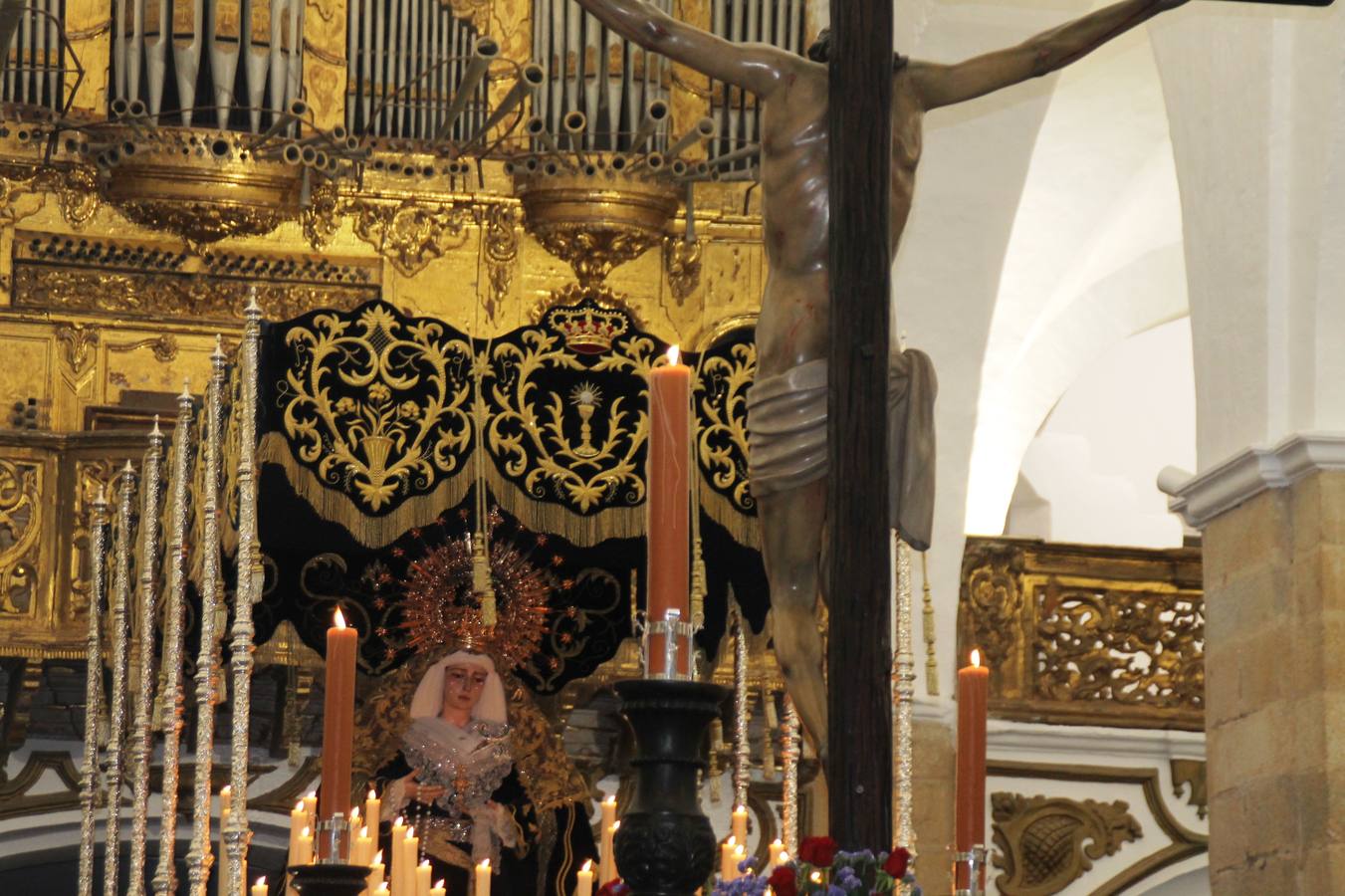 La lluvia que durante las primeras horas de la tarde se contuvo, hizo acto de presencia nada más asomarse a la calle la procesión de las túnicas celestes, que organiza la Archicofrafía del Santísimo Sacramento. Todas las emociones se vieron frustradas y el templo de San Bartolomé fue refugio para el sentimiento de quienes anhelaban acompañar esta estación de penitencia en la que se representa el momento de la institución de la Santa Cena, que junto al de Jesús ante Pilatos, fueron los únicos que realizaron su salida de la iglesia patronal. El Cristo de la Piedad, imagen impresionante en el itinerario de la Semana Santa jerezana, y la hermosa Virgen de la Paza, se quedaron dentro.Los sones de las Agruaciones y bandas que iban a acompañar este desfile sonaron especiales para bailar estas dos imágenes y servir de consuelo, mientras brotaban lágrimas en los ojos de algunos niños que encuentran en esta Cofradía su bautismo nazareno. La oración también acompañó estos momentos de tristeza al tiempo tan especiales.