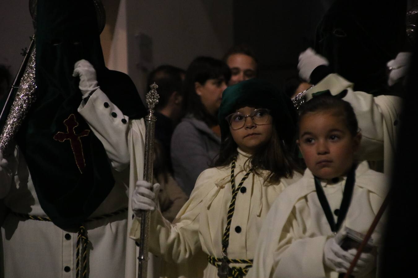 La lluvia dio una tregua a la 'madrugá' jerezana y la Real Hermandad Cofradía de Nuestro Padre Jesús del Gran Amor y María Santísima de la Esperanza Macarena realizó su desfile procesional. Aunque la Hermandad optó por hacer el itinerario más corto, la falta de lluvia fue la mejor noticia para los jerezanos que, tras una tarde marcada por el agua, pudieron salir a la calle y contemplar el amor y la devoción de todo un pueblo por su Semana Mayor. 