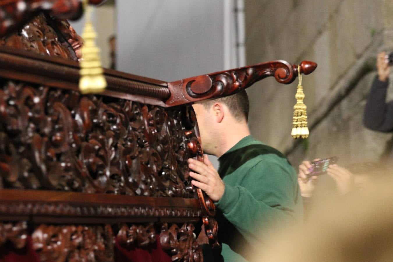 La lluvia dio una tregua a la 'madrugá' jerezana y la Real Hermandad Cofradía de Nuestro Padre Jesús del Gran Amor y María Santísima de la Esperanza Macarena realizó su desfile procesional. Aunque la Hermandad optó por hacer el itinerario más corto, la falta de lluvia fue la mejor noticia para los jerezanos que, tras una tarde marcada por el agua, pudieron salir a la calle y contemplar el amor y la devoción de todo un pueblo por su Semana Mayor.