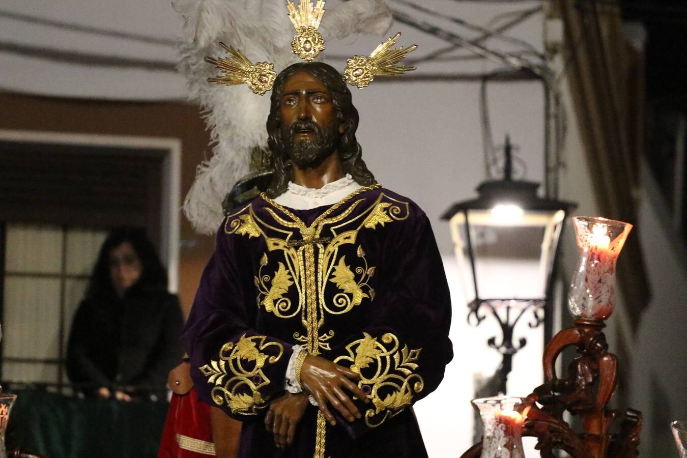 La lluvia dio una tregua a la 'madrugá' jerezana y la Real Hermandad Cofradía de Nuestro Padre Jesús del Gran Amor y María Santísima de la Esperanza Macarena realizó su desfile procesional. Aunque la Hermandad optó por hacer el itinerario más corto, la falta de lluvia fue la mejor noticia para los jerezanos que, tras una tarde marcada por el agua, pudieron salir a la calle y contemplar el amor y la devoción de todo un pueblo por su Semana Mayor. 