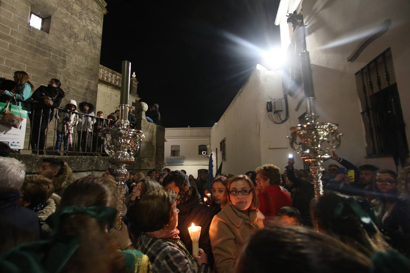 La lluvia dio una tregua a la 'madrugá' jerezana y la Real Hermandad Cofradía de Nuestro Padre Jesús del Gran Amor y María Santísima de la Esperanza Macarena realizó su desfile procesional. Aunque la Hermandad optó por hacer el itinerario más corto, la falta de lluvia fue la mejor noticia para los jerezanos que, tras una tarde marcada por el agua, pudieron salir a la calle y contemplar el amor y la devoción de todo un pueblo por su Semana Mayor. 