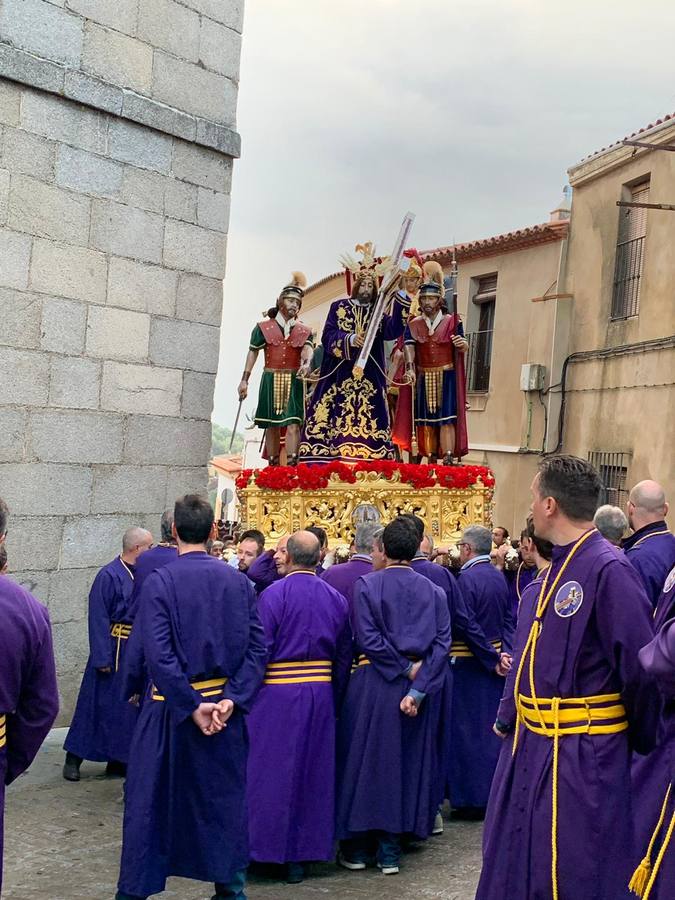 La Iglesia de Santa María de la Encarnación de Jerez de los Caballeros se convirtió, ayer, en el mejor escenario para aunar devoción y sentimiento cofrade. Jerezanos y foráneos se concentraron en su interior para ser partícipes y testigos del sentir y la fe de la Cofradía de 'Nuestro Padre Jesús Nazareno' por sus imágenes titulares. Aunque por la mañana la citada Cofradía sí pudo realizar su ceremonia del Santo Encuentro en el Llano de Santa María, por la tarde, la lluvia impidió la salida de la procesión del 'Santo Entierro'. FOTOS DEL INTERIOR DEL TEMPLO: MARI PAZ ROMERO. FOTOS DE LA SALIDA POR LA MAÑANA: ALBA VENEGAS.