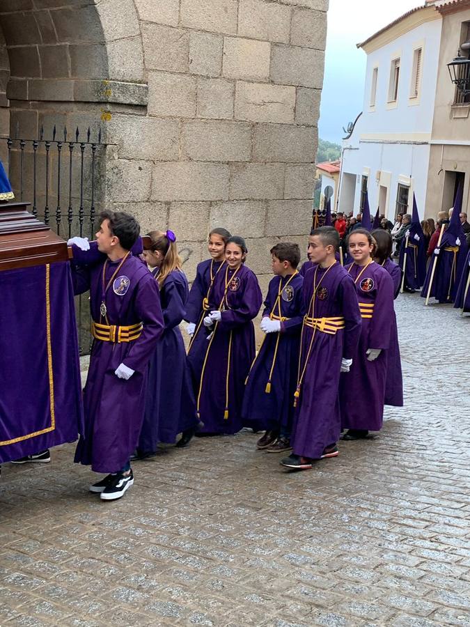 La Iglesia de Santa María de la Encarnación de Jerez de los Caballeros se convirtió, ayer, en el mejor escenario para aunar devoción y sentimiento cofrade. Jerezanos y foráneos se concentraron en su interior para ser partícipes y testigos del sentir y la fe de la Cofradía de 'Nuestro Padre Jesús Nazareno' por sus imágenes titulares. Aunque por la mañana la citada Cofradía sí pudo realizar su ceremonia del Santo Encuentro en el Llano de Santa María, por la tarde, la lluvia impidió la salida de la procesión del 'Santo Entierro'. FOTOS DEL INTERIOR DEL TEMPLO: MARI PAZ ROMERO. FOTOS DE LA SALIDA POR LA MAÑANA: ALBA VENEGAS.