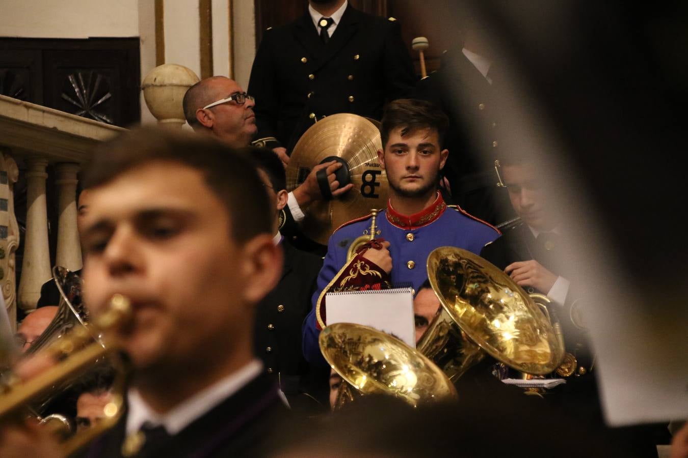 La Iglesia de Santa María de la Encarnación de Jerez de los Caballeros se convirtió, ayer, en el mejor escenario para aunar devoción y sentimiento cofrade. Jerezanos y foráneos se concentraron en su interior para ser partícipes y testigos del sentir y la fe de la Cofradía de 'Nuestro Padre Jesús Nazareno' por sus imágenes titulares. Aunque por la mañana la citada Cofradía sí pudo realizar su ceremonia del Santo Encuentro en el Llano de Santa María, por la tarde, la lluvia impidió la salida de la procesión del 'Santo Entierro'. FOTOS DEL INTERIOR DEL TEMPLO: MARI PAZ ROMERO. FOTOS DE LA SALIDA POR LA MAÑANA: ALBA VENEGAS.