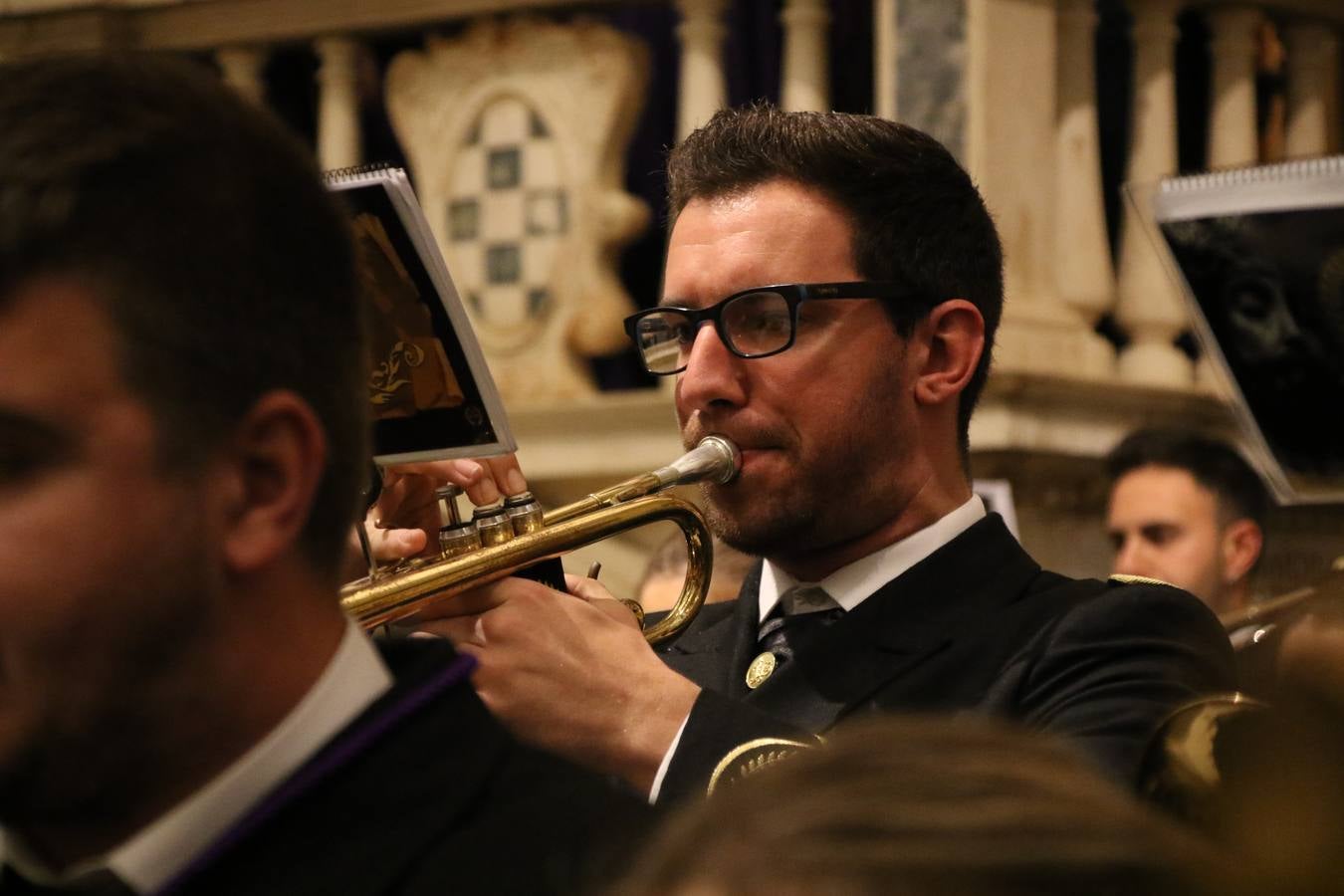 La Iglesia de Santa María de la Encarnación de Jerez de los Caballeros se convirtió, ayer, en el mejor escenario para aunar devoción y sentimiento cofrade. Jerezanos y foráneos se concentraron en su interior para ser partícipes y testigos del sentir y la fe de la Cofradía de 'Nuestro Padre Jesús Nazareno' por sus imágenes titulares. Aunque por la mañana la citada Cofradía sí pudo realizar su ceremonia del Santo Encuentro en el Llano de Santa María, por la tarde, la lluvia impidió la salida de la procesión del 'Santo Entierro'. FOTOS DEL INTERIOR DEL TEMPLO: MARI PAZ ROMERO. FOTOS DE LA SALIDA POR LA MAÑANA: ALBA VENEGAS.