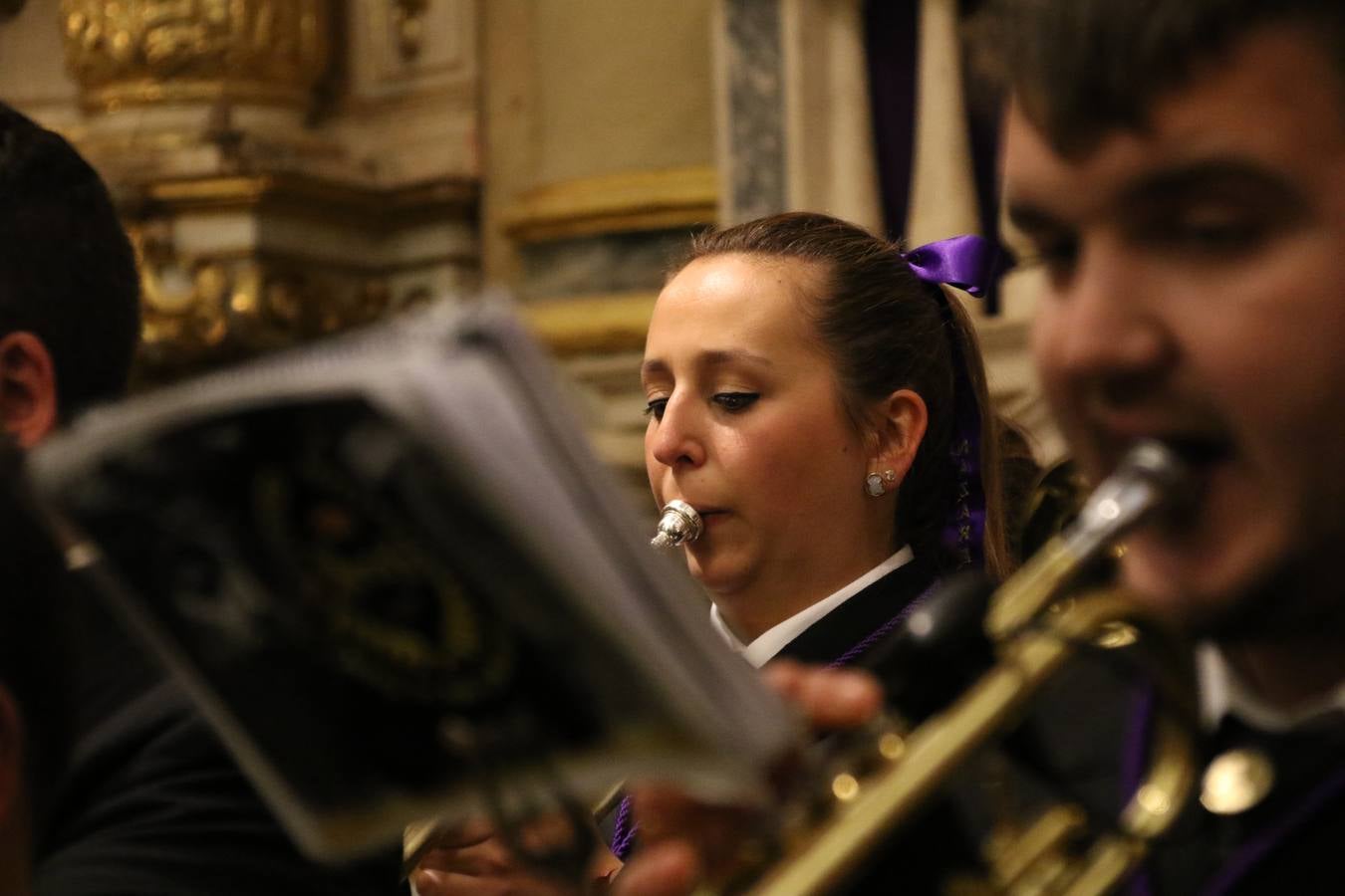 La Iglesia de Santa María de la Encarnación de Jerez de los Caballeros se convirtió, ayer, en el mejor escenario para aunar devoción y sentimiento cofrade. Jerezanos y foráneos se concentraron en su interior para ser partícipes y testigos del sentir y la fe de la Cofradía de 'Nuestro Padre Jesús Nazareno' por sus imágenes titulares. Aunque por la mañana la citada Cofradía sí pudo realizar su ceremonia del Santo Encuentro en el Llano de Santa María, por la tarde, la lluvia impidió la salida de la procesión del 'Santo Entierro'. FOTOS DEL INTERIOR DEL TEMPLO: MARI PAZ ROMERO. FOTOS DE LA SALIDA POR LA MAÑANA: ALBA VENEGAS.