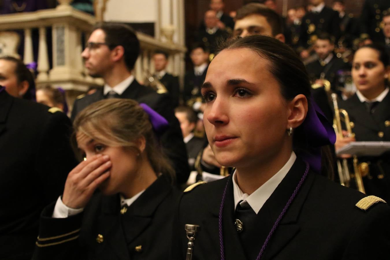 La Iglesia de Santa María de la Encarnación de Jerez de los Caballeros se convirtió, ayer, en el mejor escenario para aunar devoción y sentimiento cofrade. Jerezanos y foráneos se concentraron en su interior para ser partícipes y testigos del sentir y la fe de la Cofradía de 'Nuestro Padre Jesús Nazareno' por sus imágenes titulares. Aunque por la mañana la citada Cofradía sí pudo realizar su ceremonia del Santo Encuentro en el Llano de Santa María, por la tarde, la lluvia impidió la salida de la procesión del 'Santo Entierro'. FOTOS DEL INTERIOR DEL TEMPLO: MARI PAZ ROMERO. FOTOS DE LA SALIDA POR LA MAÑANA: ALBA VENEGAS.