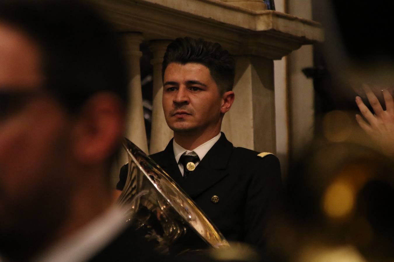 La Iglesia de Santa María de la Encarnación de Jerez de los Caballeros se convirtió, ayer, en el mejor escenario para aunar devoción y sentimiento cofrade. Jerezanos y foráneos se concentraron en su interior para ser partícipes y testigos del sentir y la fe de la Cofradía de 'Nuestro Padre Jesús Nazareno' por sus imágenes titulares. Aunque por la mañana la citada Cofradía sí pudo realizar su ceremonia del Santo Encuentro en el Llano de Santa María, por la tarde, la lluvia impidió la salida de la procesión del 'Santo Entierro'. FOTOS DEL INTERIOR DEL TEMPLO: MARI PAZ ROMERO. FOTOS DE LA SALIDA POR LA MAÑANA: ALBA VENEGAS.