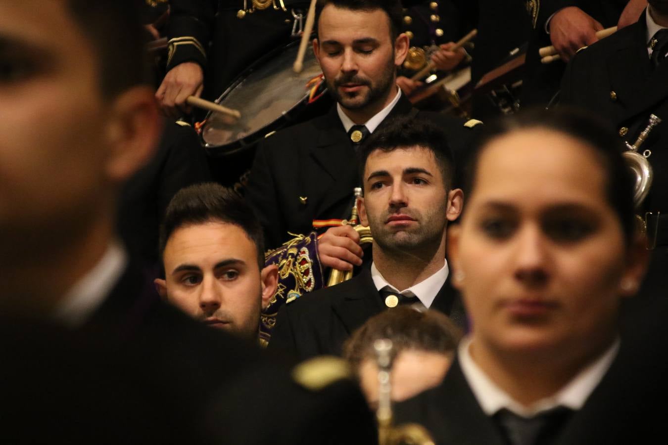 La Iglesia de Santa María de la Encarnación de Jerez de los Caballeros se convirtió, ayer, en el mejor escenario para aunar devoción y sentimiento cofrade. Jerezanos y foráneos se concentraron en su interior para ser partícipes y testigos del sentir y la fe de la Cofradía de 'Nuestro Padre Jesús Nazareno' por sus imágenes titulares. Aunque por la mañana la citada Cofradía sí pudo realizar su ceremonia del Santo Encuentro en el Llano de Santa María, por la tarde, la lluvia impidió la salida de la procesión del 'Santo Entierro'. FOTOS DEL INTERIOR DEL TEMPLO: MARI PAZ ROMERO. FOTOS DE LA SALIDA POR LA MAÑANA: ALBA VENEGAS.