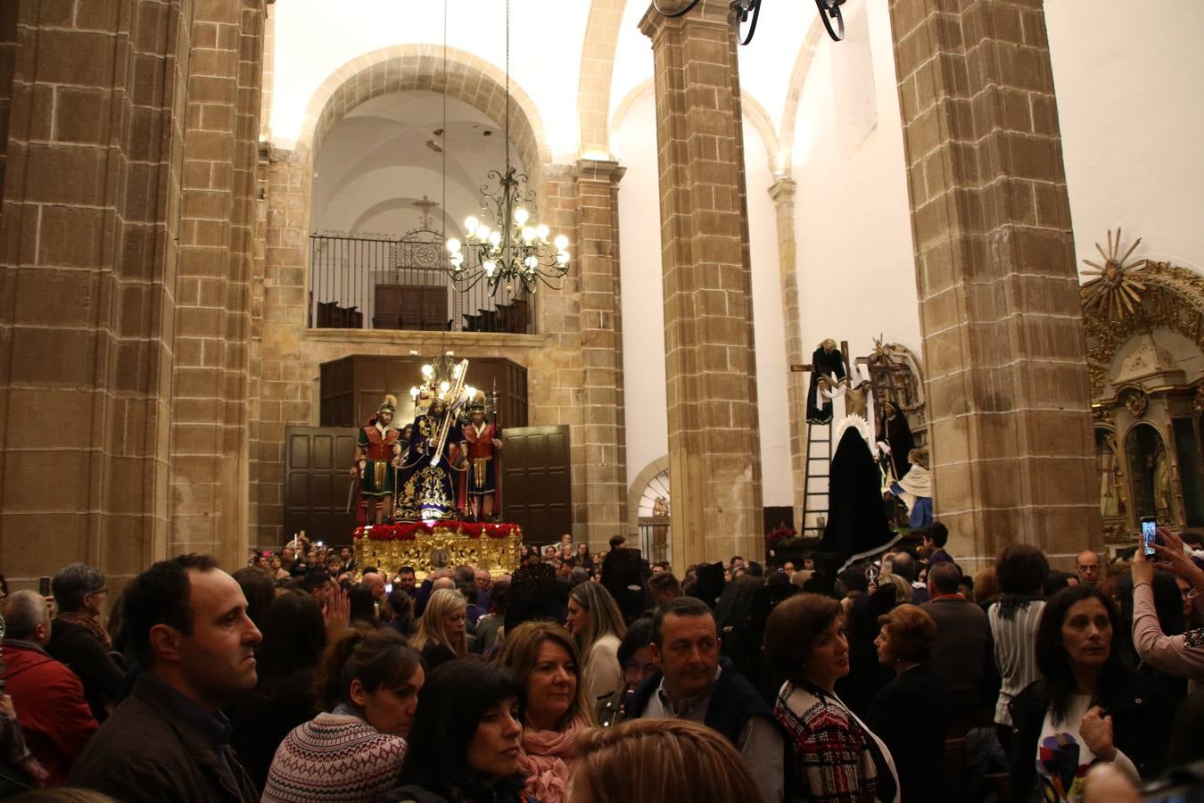 La Iglesia de Santa María de la Encarnación de Jerez de los Caballeros se convirtió, ayer, en el mejor escenario para aunar devoción y sentimiento cofrade. Jerezanos y foráneos se concentraron en su interior para ser partícipes y testigos del sentir y la fe de la Cofradía de 'Nuestro Padre Jesús Nazareno' por sus imágenes titulares. Aunque por la mañana la citada Cofradía sí pudo realizar su ceremonia del Santo Encuentro en el Llano de Santa María, por la tarde, la lluvia impidió la salida de la procesión del 'Santo Entierro'. FOTOS DEL INTERIOR DEL TEMPLO: MARI PAZ ROMERO. FOTOS DE LA SALIDA POR LA MAÑANA: ALBA VENEGAS.