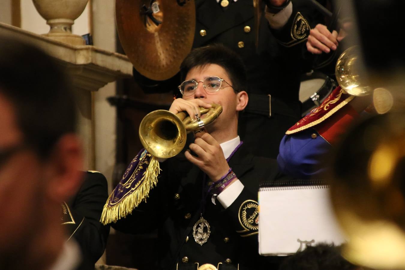 La Iglesia de Santa María de la Encarnación de Jerez de los Caballeros se convirtió, ayer, en el mejor escenario para aunar devoción y sentimiento cofrade. Jerezanos y foráneos se concentraron en su interior para ser partícipes y testigos del sentir y la fe de la Cofradía de 'Nuestro Padre Jesús Nazareno' por sus imágenes titulares. Aunque por la mañana la citada Cofradía sí pudo realizar su ceremonia del Santo Encuentro en el Llano de Santa María, por la tarde, la lluvia impidió la salida de la procesión del 'Santo Entierro'. FOTOS DEL INTERIOR DEL TEMPLO: MARI PAZ ROMERO. FOTOS DE LA SALIDA POR LA MAÑANA: ALBA VENEGAS.