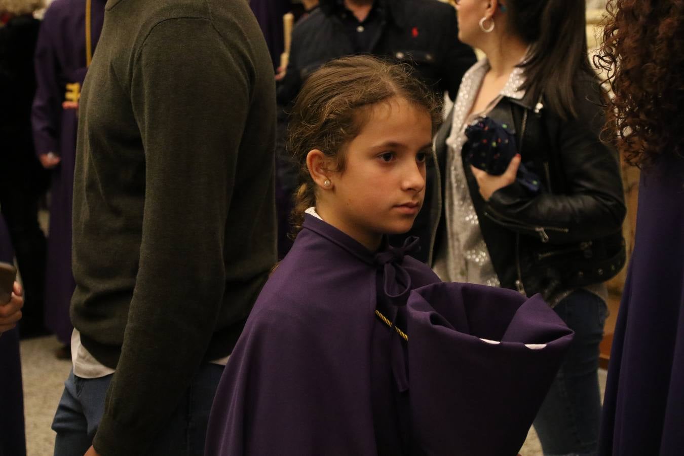 La Iglesia de Santa María de la Encarnación de Jerez de los Caballeros se convirtió, ayer, en el mejor escenario para aunar devoción y sentimiento cofrade. Jerezanos y foráneos se concentraron en su interior para ser partícipes y testigos del sentir y la fe de la Cofradía de 'Nuestro Padre Jesús Nazareno' por sus imágenes titulares. Aunque por la mañana la citada Cofradía sí pudo realizar su ceremonia del Santo Encuentro en el Llano de Santa María, por la tarde, la lluvia impidió la salida de la procesión del 'Santo Entierro'. FOTOS DEL INTERIOR DEL TEMPLO: MARI PAZ ROMERO. FOTOS DE LA SALIDA POR LA MAÑANA: ALBA VENEGAS.