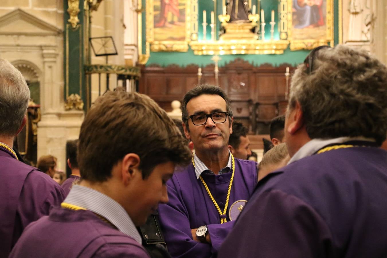 La Iglesia de Santa María de la Encarnación de Jerez de los Caballeros se convirtió, ayer, en el mejor escenario para aunar devoción y sentimiento cofrade. Jerezanos y foráneos se concentraron en su interior para ser partícipes y testigos del sentir y la fe de la Cofradía de 'Nuestro Padre Jesús Nazareno' por sus imágenes titulares. Aunque por la mañana la citada Cofradía sí pudo realizar su ceremonia del Santo Encuentro en el Llano de Santa María, por la tarde, la lluvia impidió la salida de la procesión del 'Santo Entierro'. FOTOS DEL INTERIOR DEL TEMPLO: MARI PAZ ROMERO. FOTOS DE LA SALIDA POR LA MAÑANA: ALBA VENEGAS.
