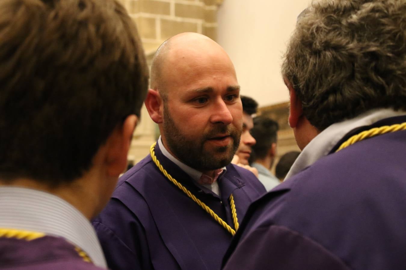 La Iglesia de Santa María de la Encarnación de Jerez de los Caballeros se convirtió, ayer, en el mejor escenario para aunar devoción y sentimiento cofrade. Jerezanos y foráneos se concentraron en su interior para ser partícipes y testigos del sentir y la fe de la Cofradía de 'Nuestro Padre Jesús Nazareno' por sus imágenes titulares. Aunque por la mañana la citada Cofradía sí pudo realizar su ceremonia del Santo Encuentro en el Llano de Santa María, por la tarde, la lluvia impidió la salida de la procesión del 'Santo Entierro'. FOTOS DEL INTERIOR DEL TEMPLO: MARI PAZ ROMERO. FOTOS DE LA SALIDA POR LA MAÑANA: ALBA VENEGAS.