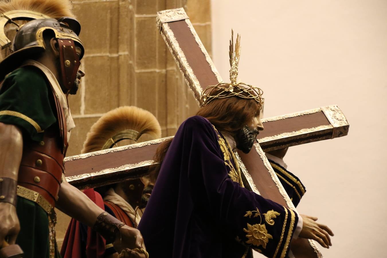 La Iglesia de Santa María de la Encarnación de Jerez de los Caballeros se convirtió, ayer, en el mejor escenario para aunar devoción y sentimiento cofrade. Jerezanos y foráneos se concentraron en su interior para ser partícipes y testigos del sentir y la fe de la Cofradía de 'Nuestro Padre Jesús Nazareno' por sus imágenes titulares. Aunque por la mañana la citada Cofradía sí pudo realizar su ceremonia del Santo Encuentro en el Llano de Santa María, por la tarde, la lluvia impidió la salida de la procesión del 'Santo Entierro'. FOTOS DEL INTERIOR DEL TEMPLO: MARI PAZ ROMERO. FOTOS DE LA SALIDA POR LA MAÑANA: ALBA VENEGAS.