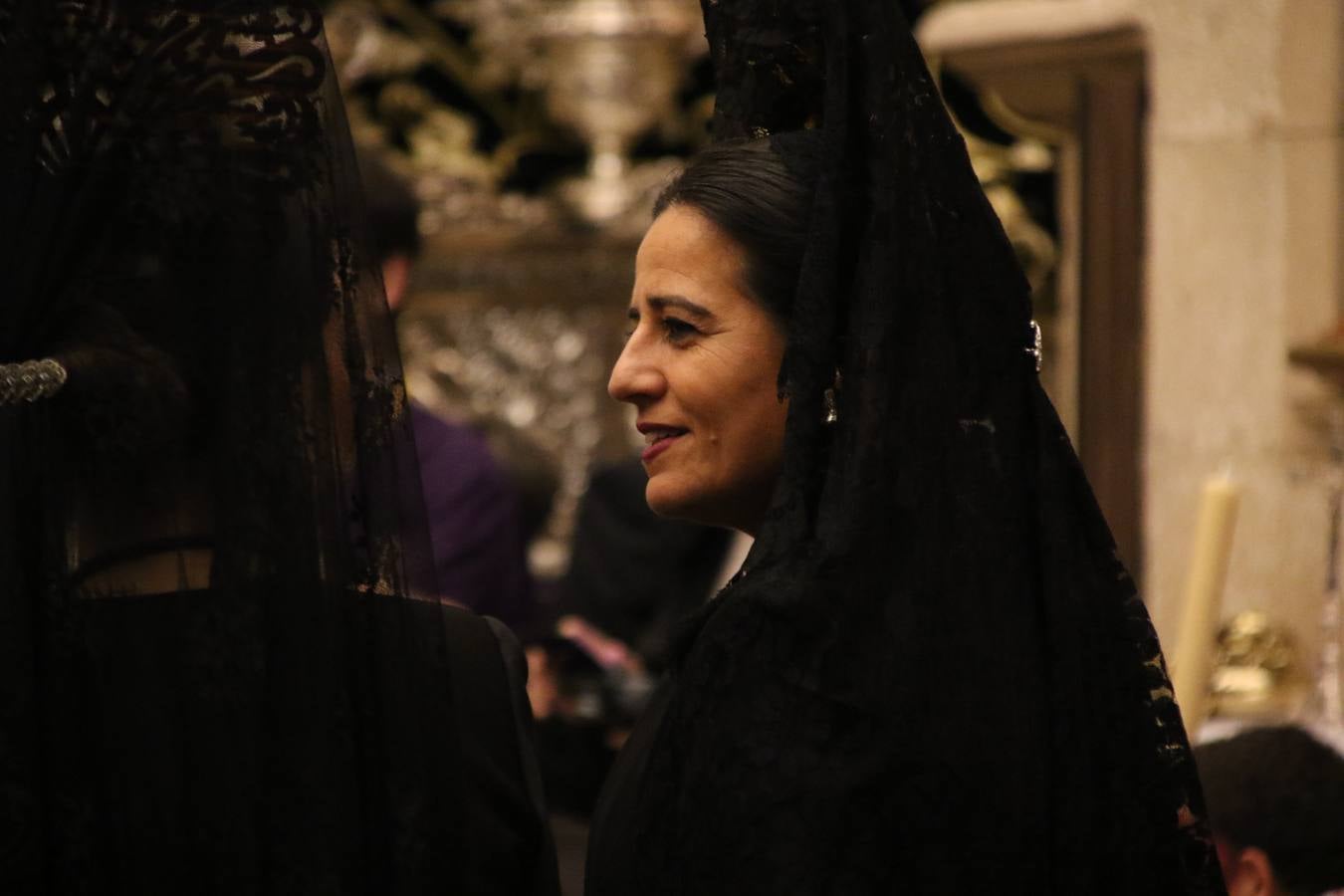 La Iglesia de Santa María de la Encarnación de Jerez de los Caballeros se convirtió, ayer, en el mejor escenario para aunar devoción y sentimiento cofrade. Jerezanos y foráneos se concentraron en su interior para ser partícipes y testigos del sentir y la fe de la Cofradía de 'Nuestro Padre Jesús Nazareno' por sus imágenes titulares. Aunque por la mañana la citada Cofradía sí pudo realizar su ceremonia del Santo Encuentro en el Llano de Santa María, por la tarde, la lluvia impidió la salida de la procesión del 'Santo Entierro'. FOTOS DEL INTERIOR DEL TEMPLO: MARI PAZ ROMERO. FOTOS DE LA SALIDA POR LA MAÑANA: ALBA VENEGAS.